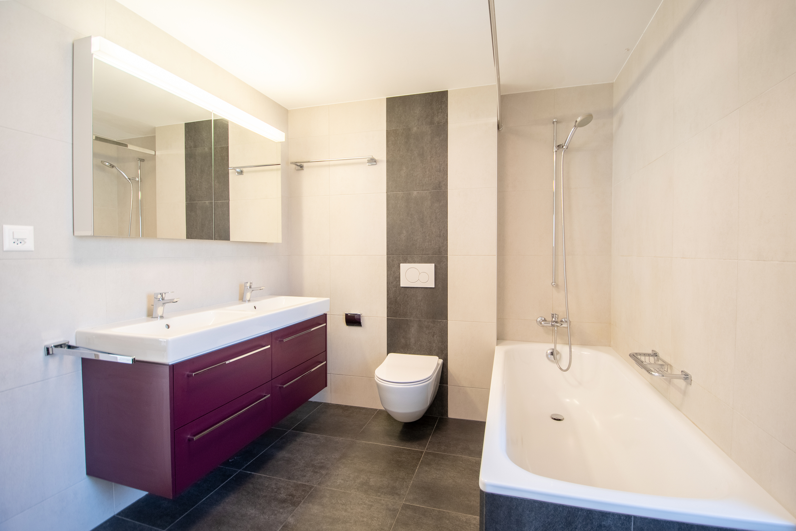 Modernes Badezimmer mit Badewanne und Doppelwaschtisch