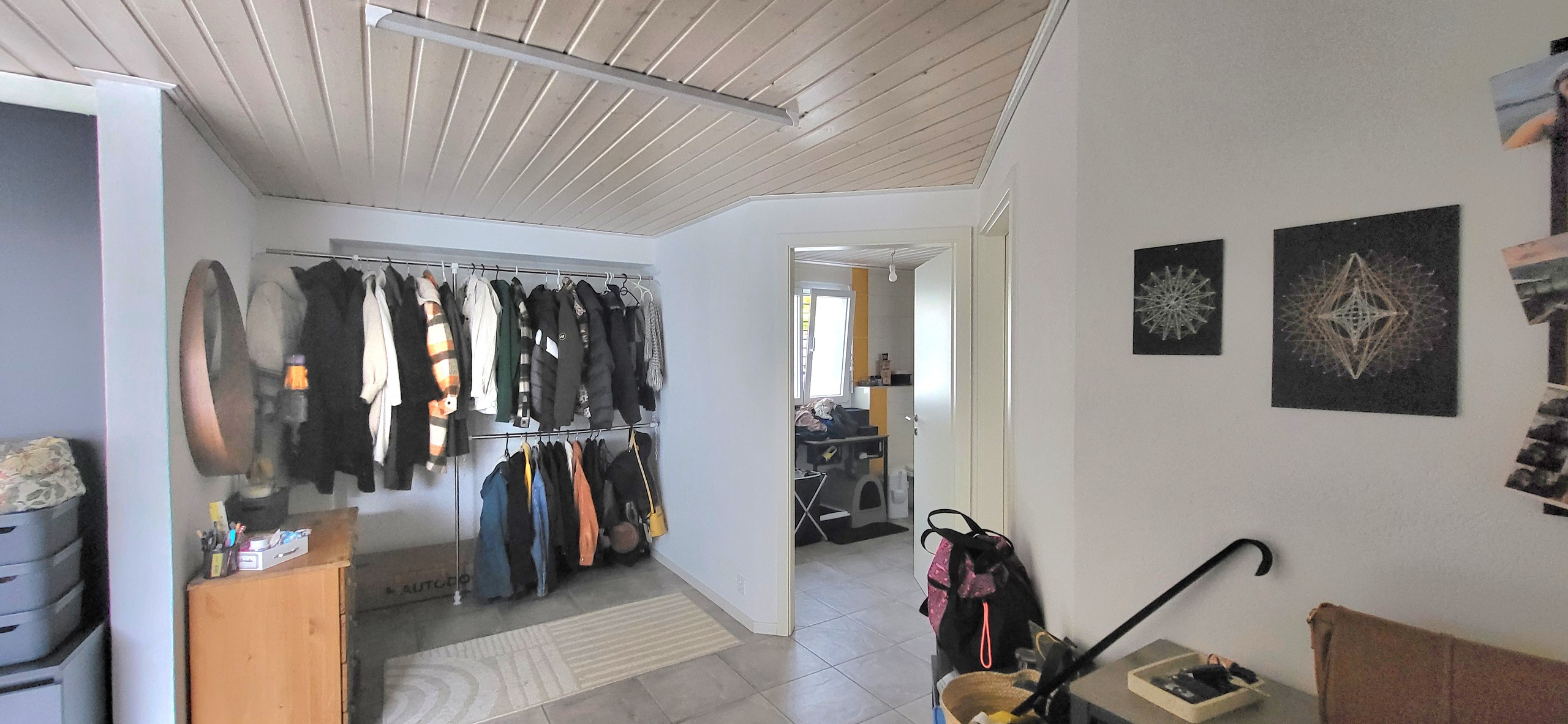 Ankleidezimmer mit angrenzendem Durchgang