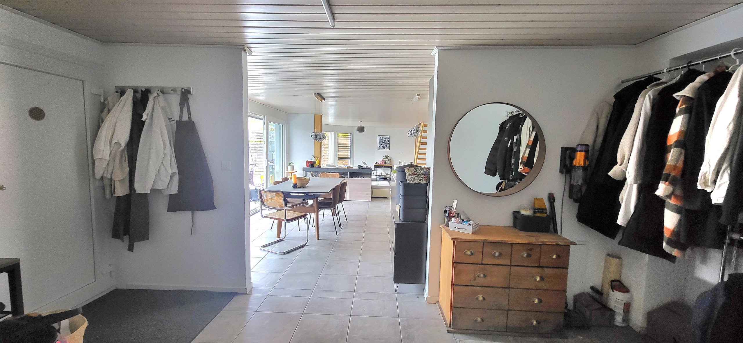 Flur mit Garderobe zum Essbereich