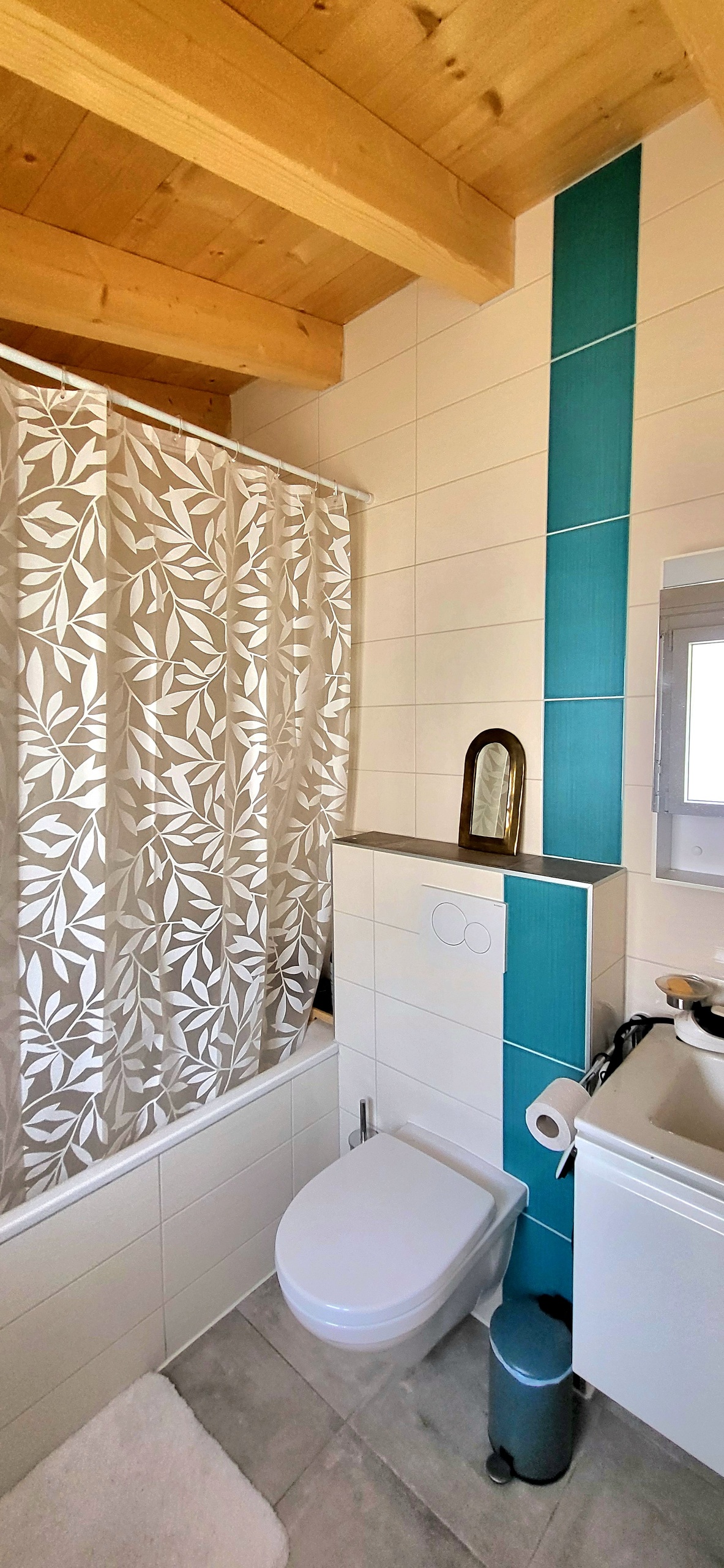 Gäste-WC mit Badewanne und Naturdesign