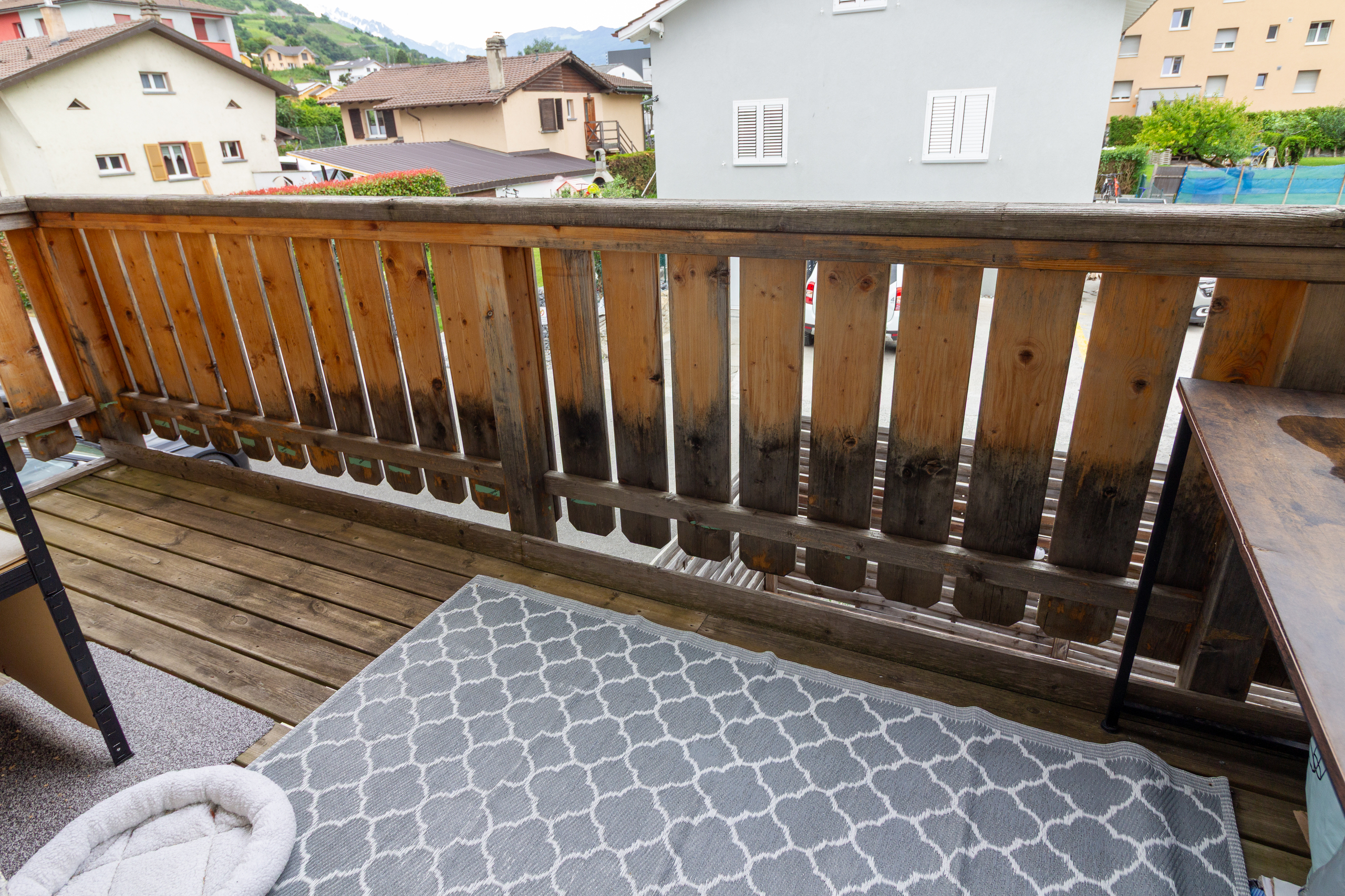 Holzbalkon mit Blick auf Wohngebiet