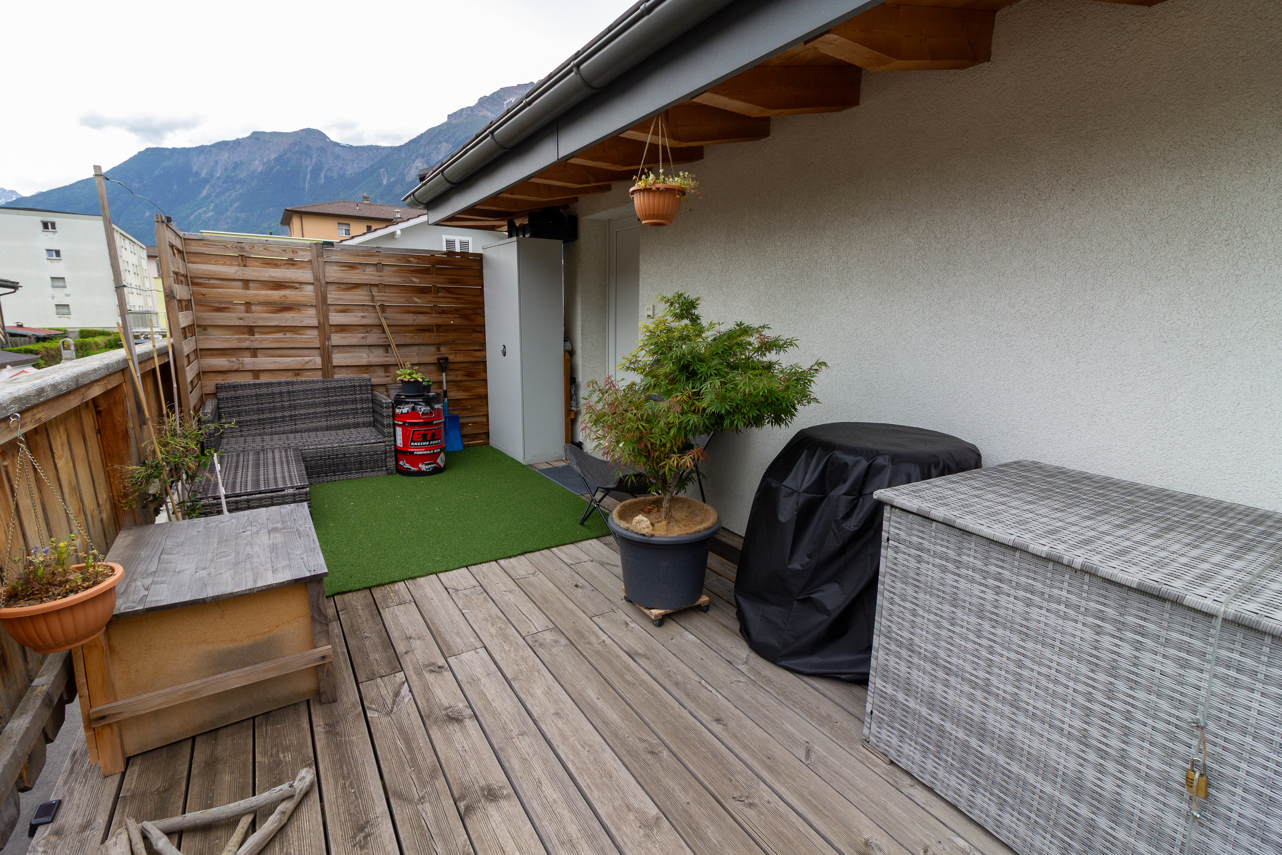 Überdachte Dachterrasse mit Bergblick