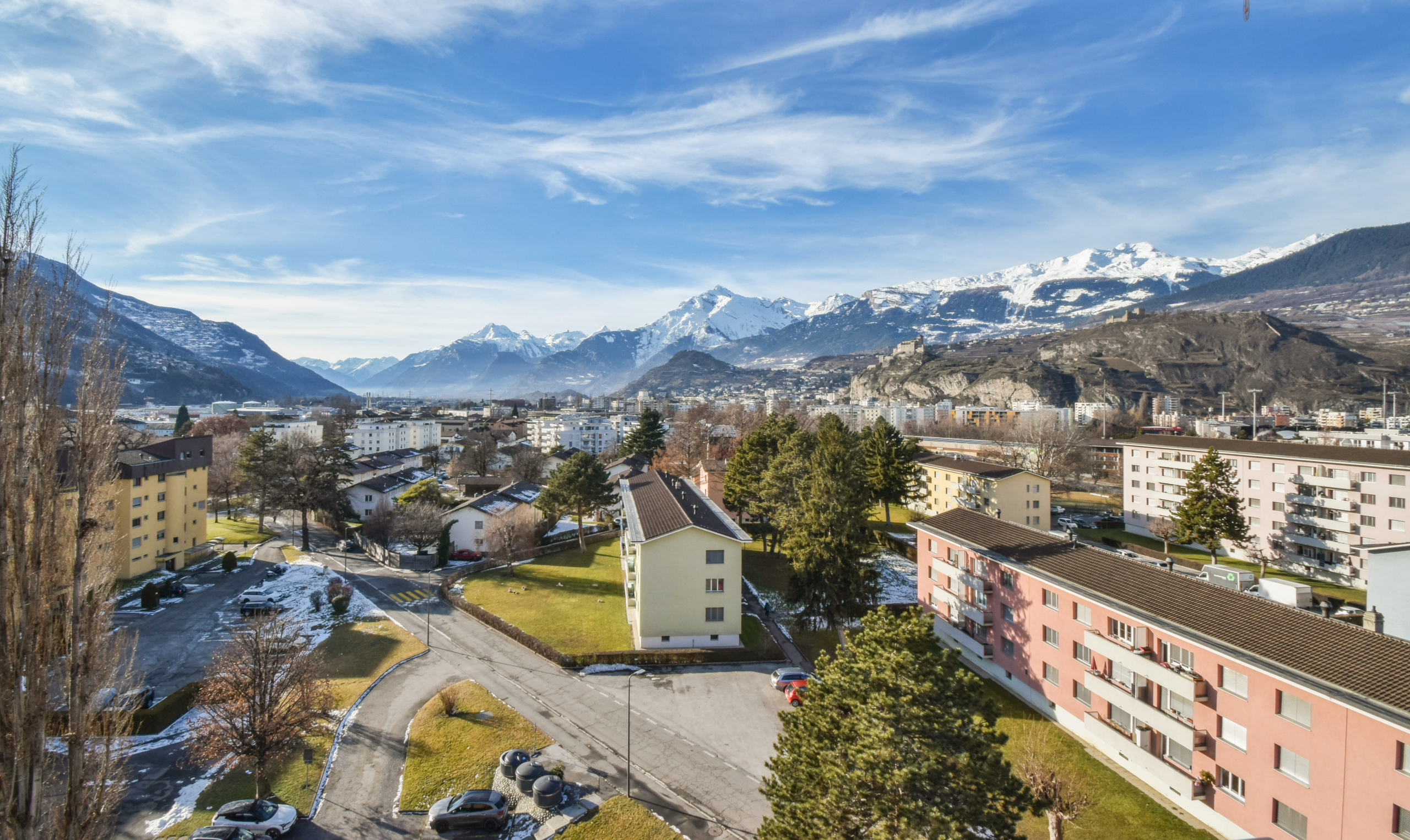 Bergpanorama über eine Wohnsiedlung