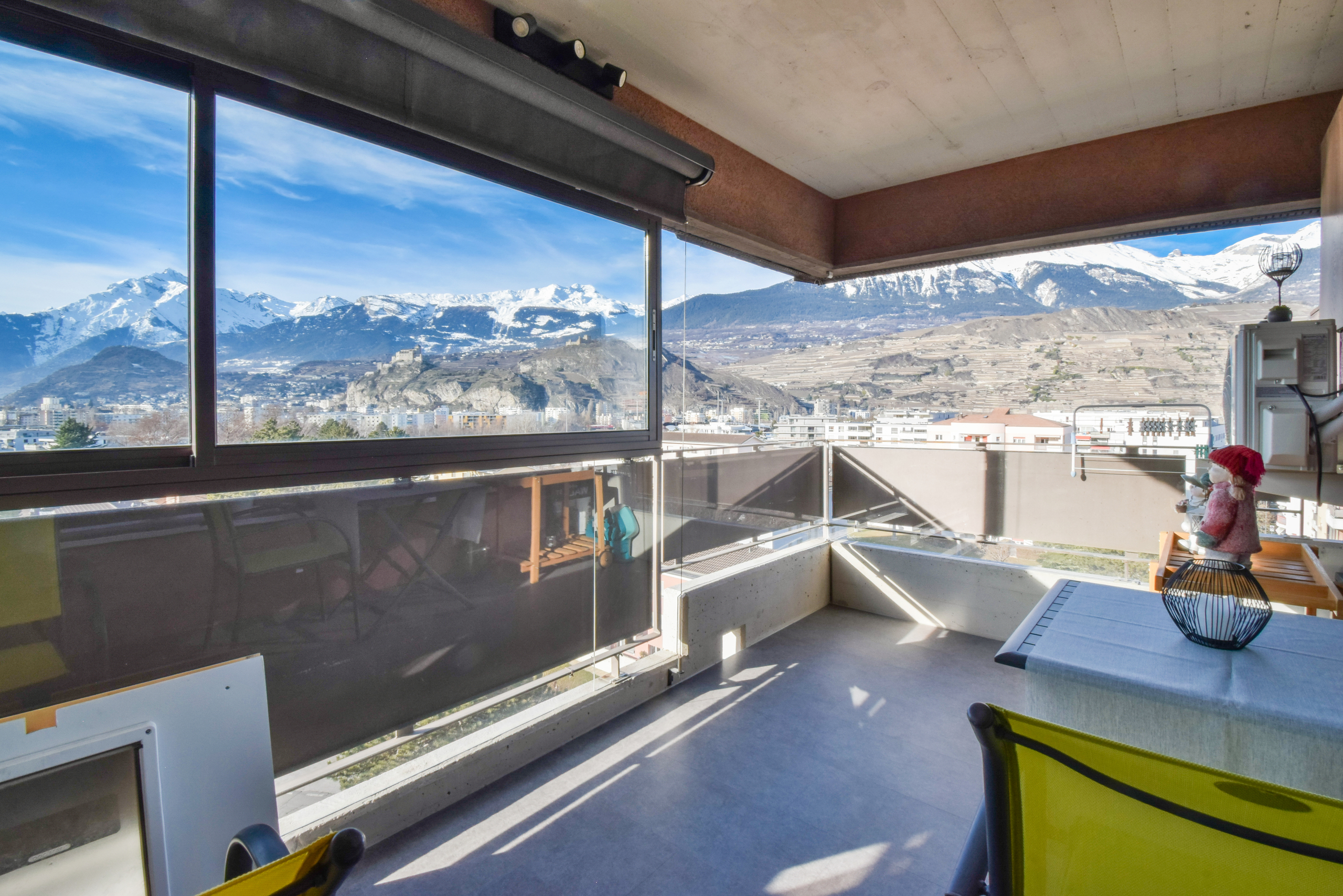 Balkon mit Bergpanorama