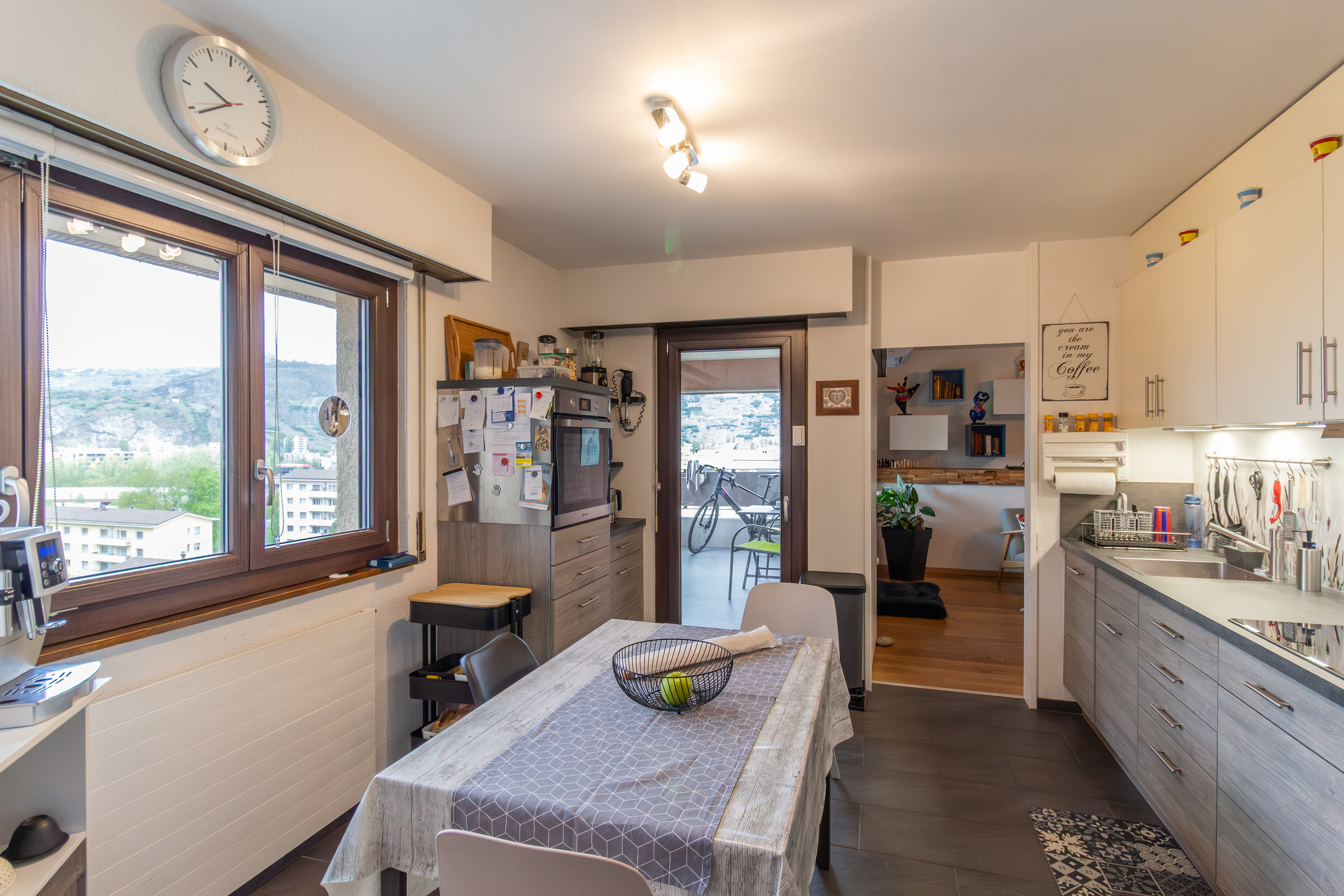 Moderne Wohnküche mit Essbereich und Blick ins Freie
