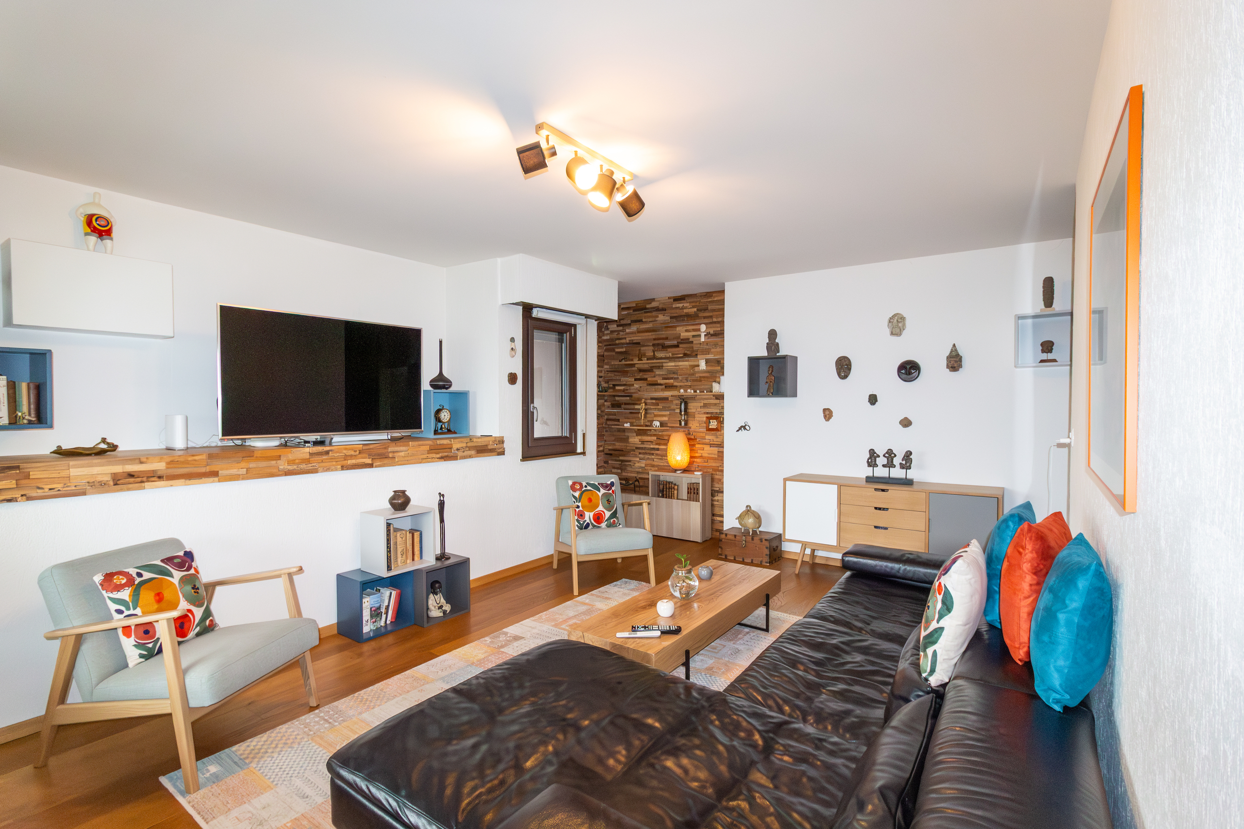 Modernes Wohnzimmer mit kunstvoller Dekoration