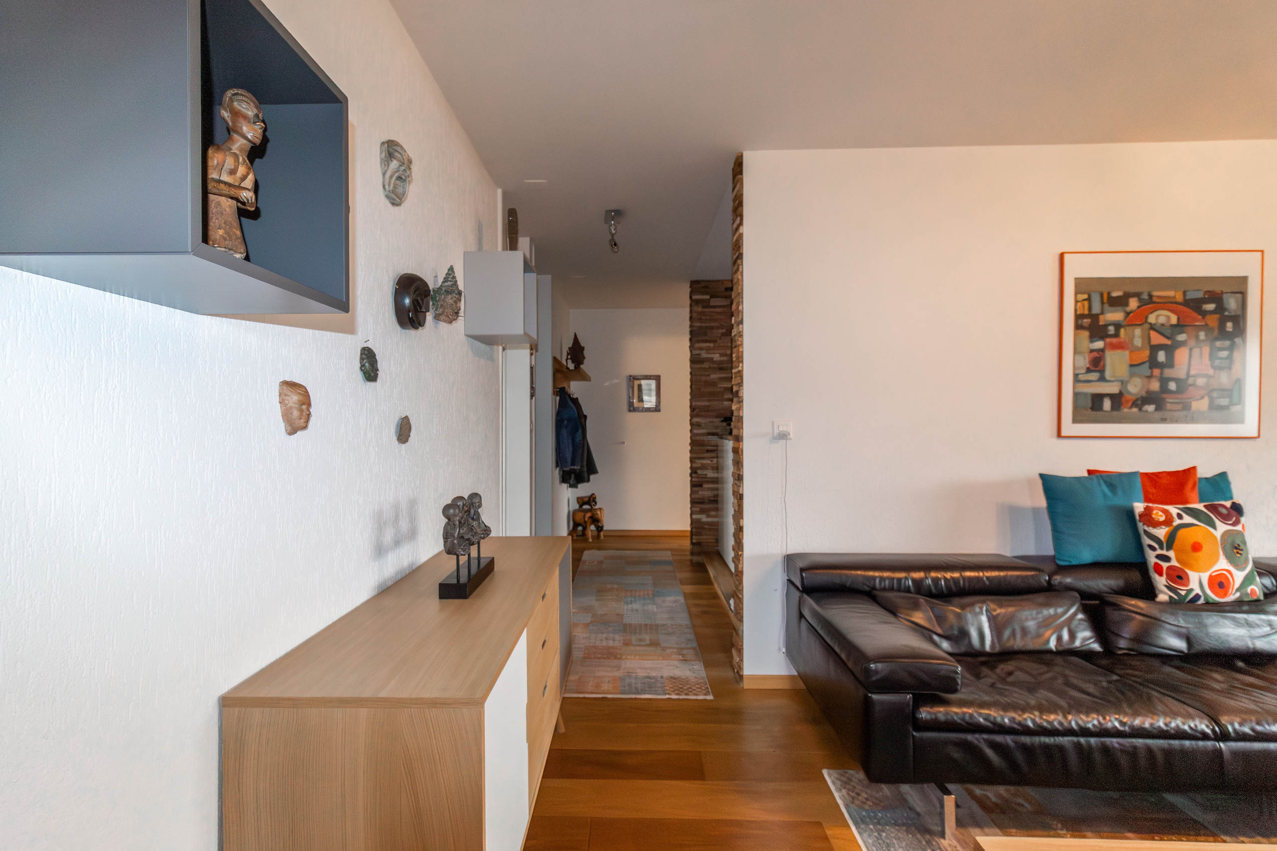 Wohnzimmer mit Flurblick