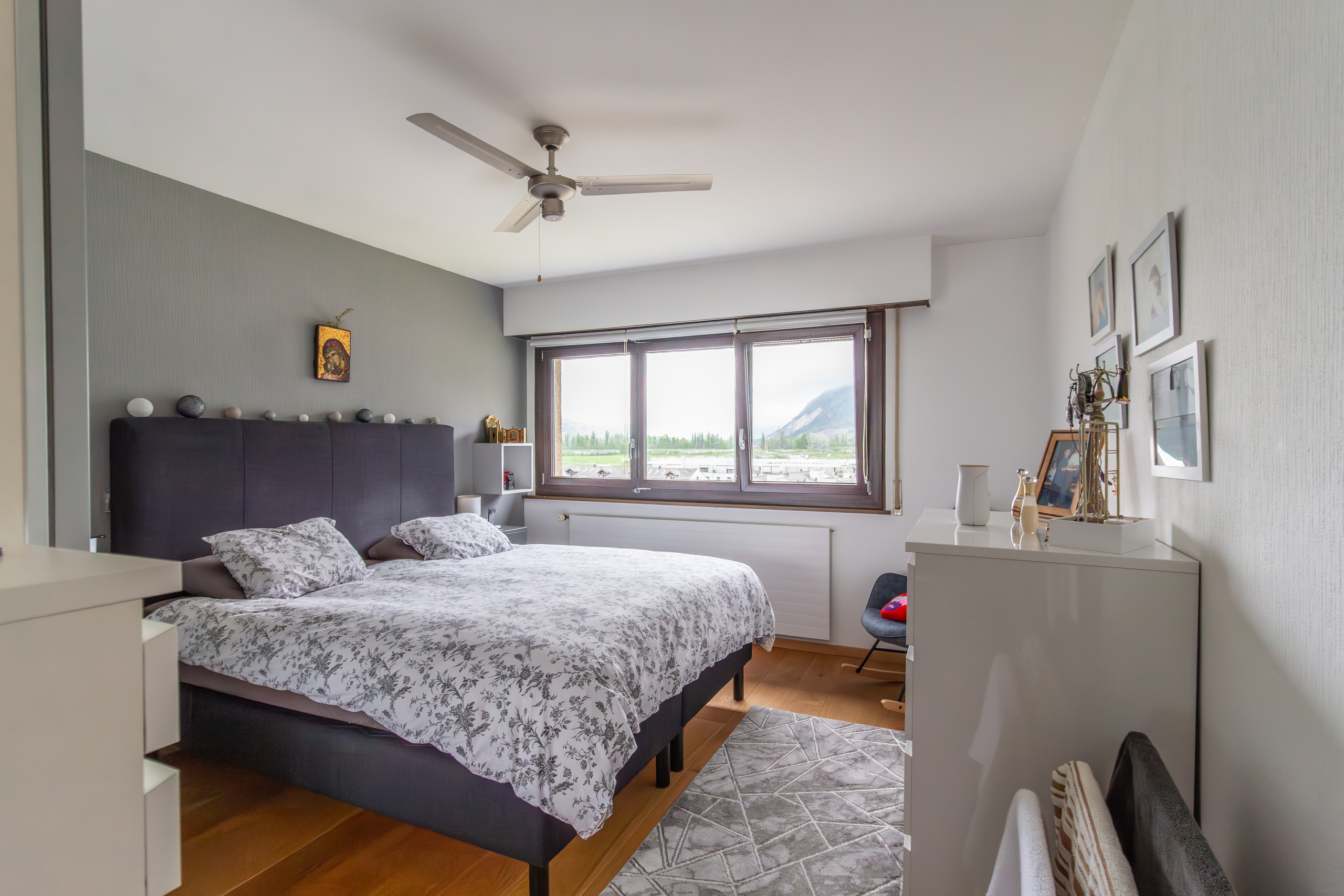 Helles Schlafzimmer mit Bergblick