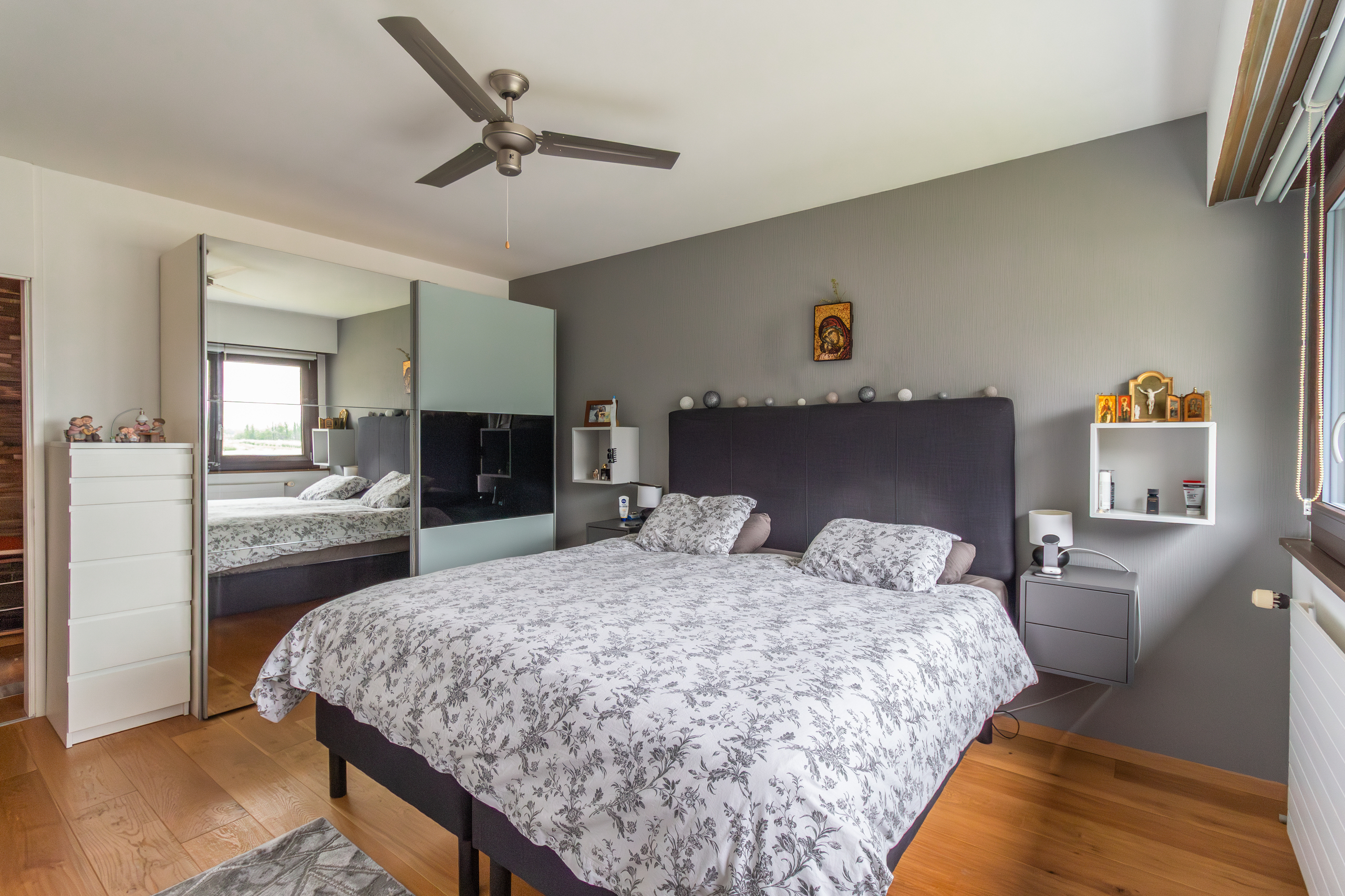 Modernes Schlafzimmer mit Doppelbett und Schrankwand