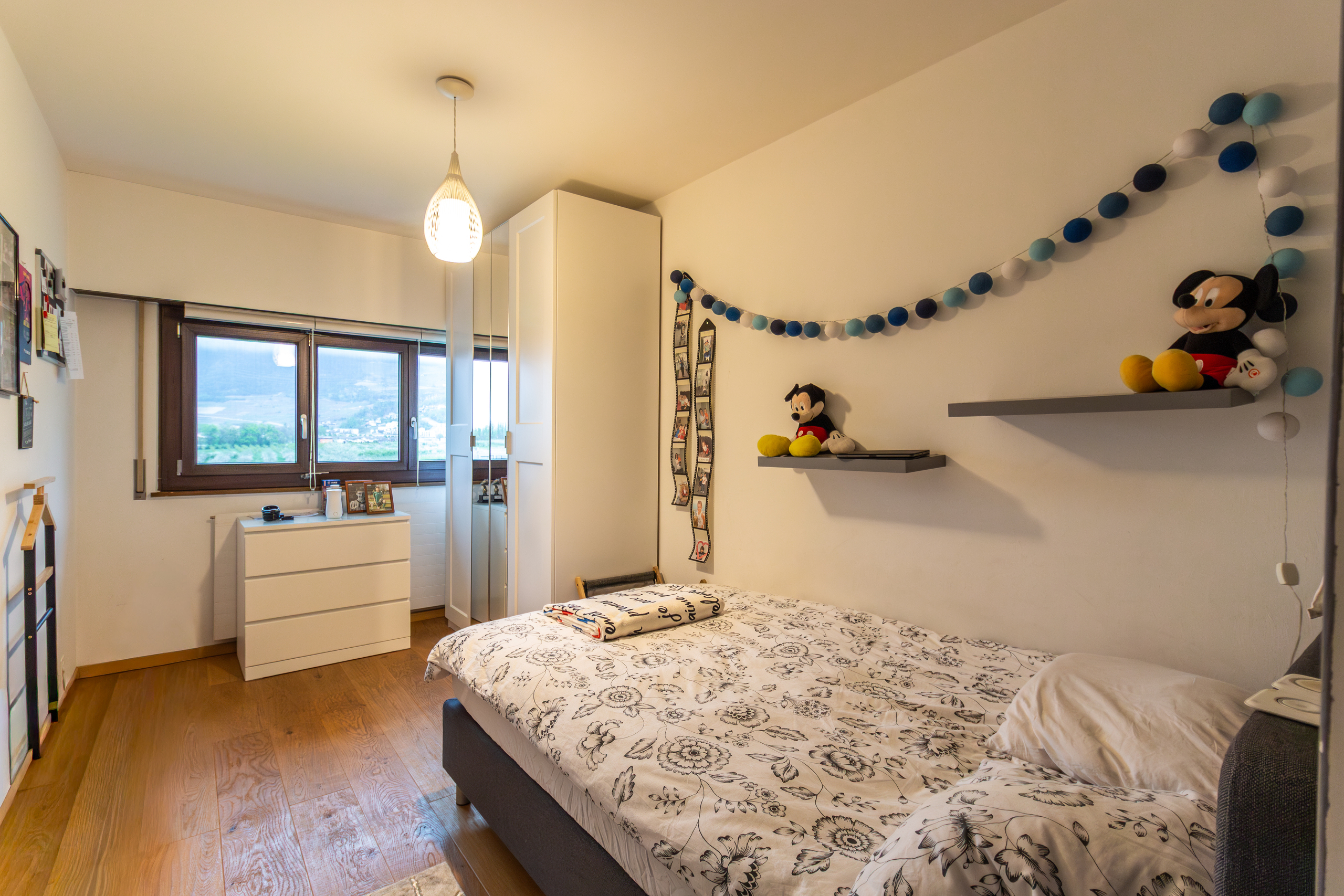 Helles Schlafzimmer mit Blick ins Grüne
