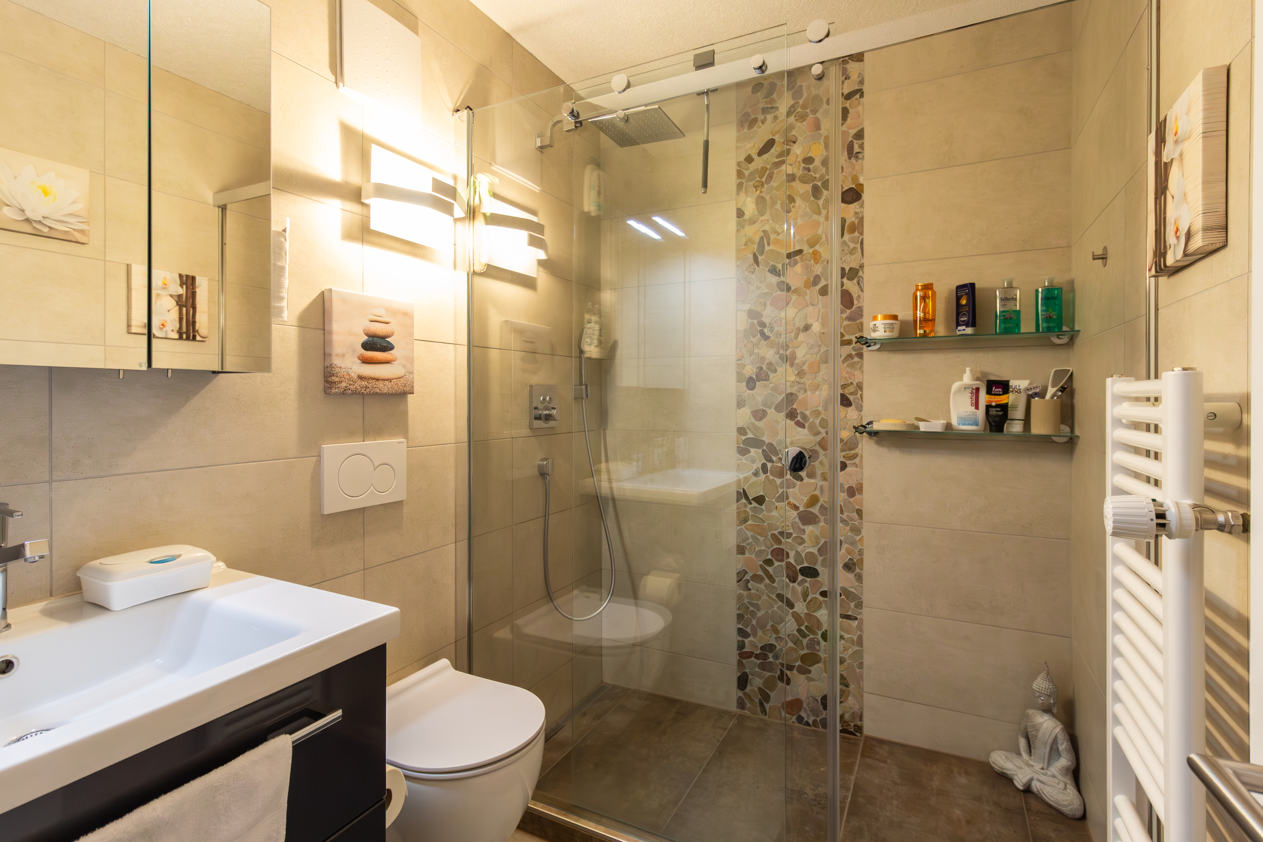 Modernes Badezimmer mit Glasdusche