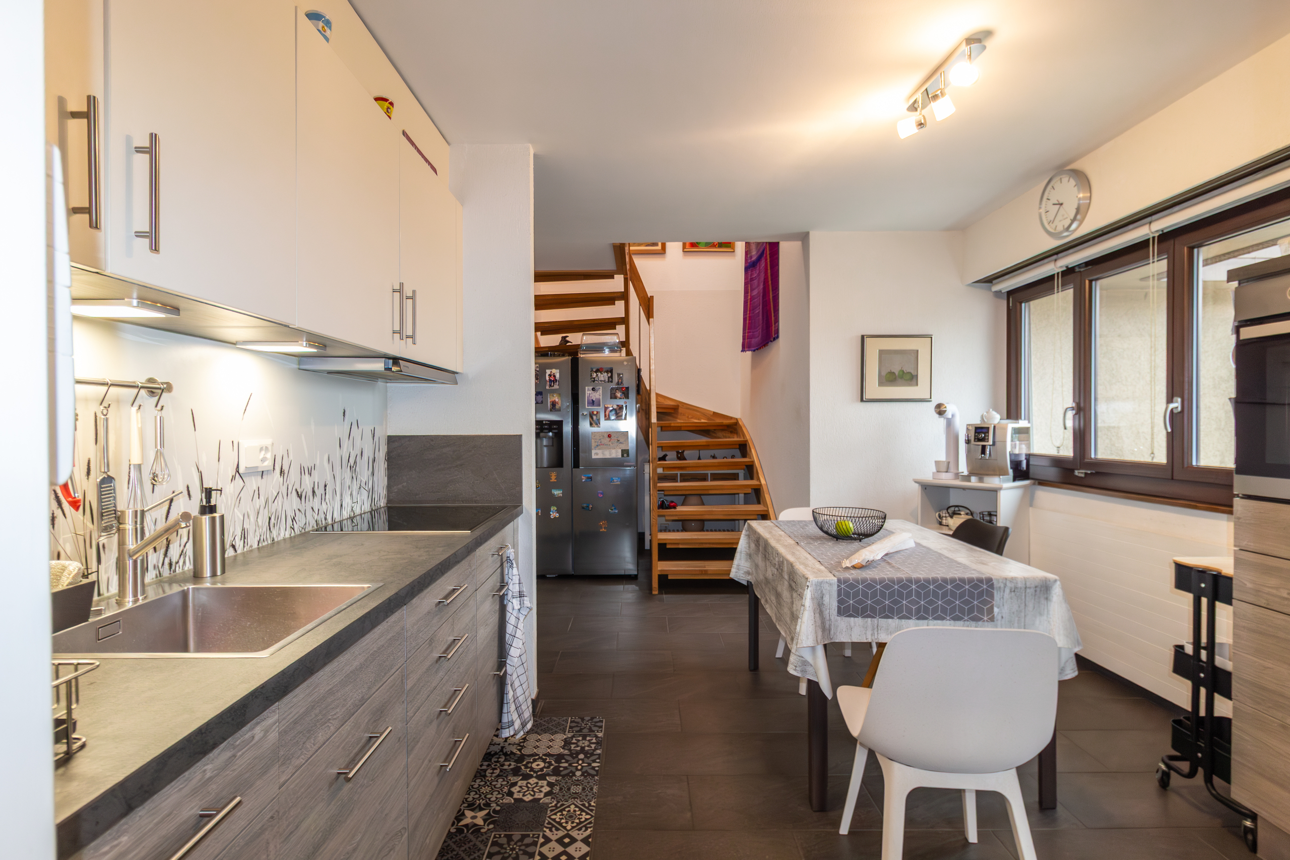 Offene Küche mit Essbereich und Treppe