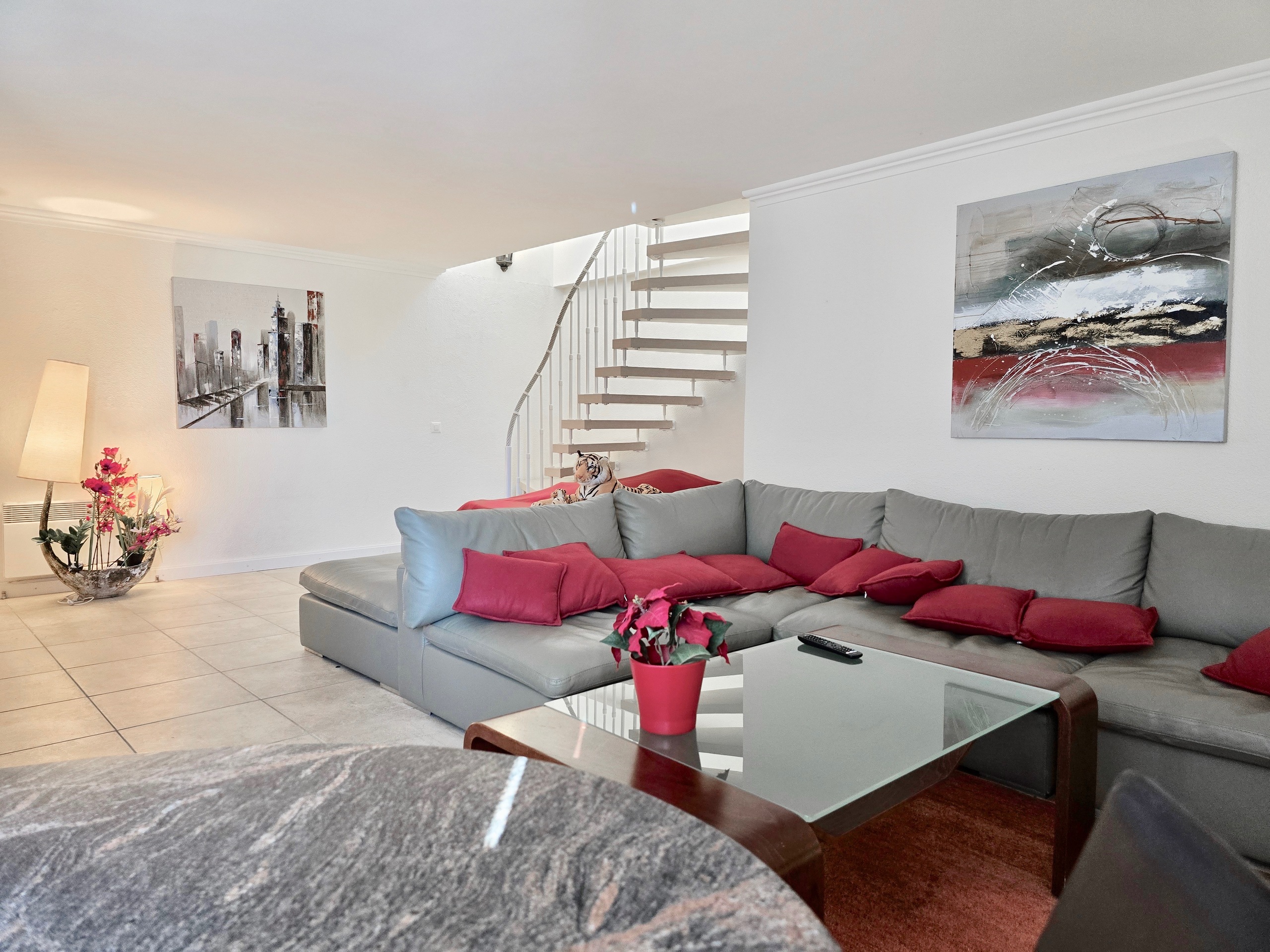 Wohnzimmer mit Treppe