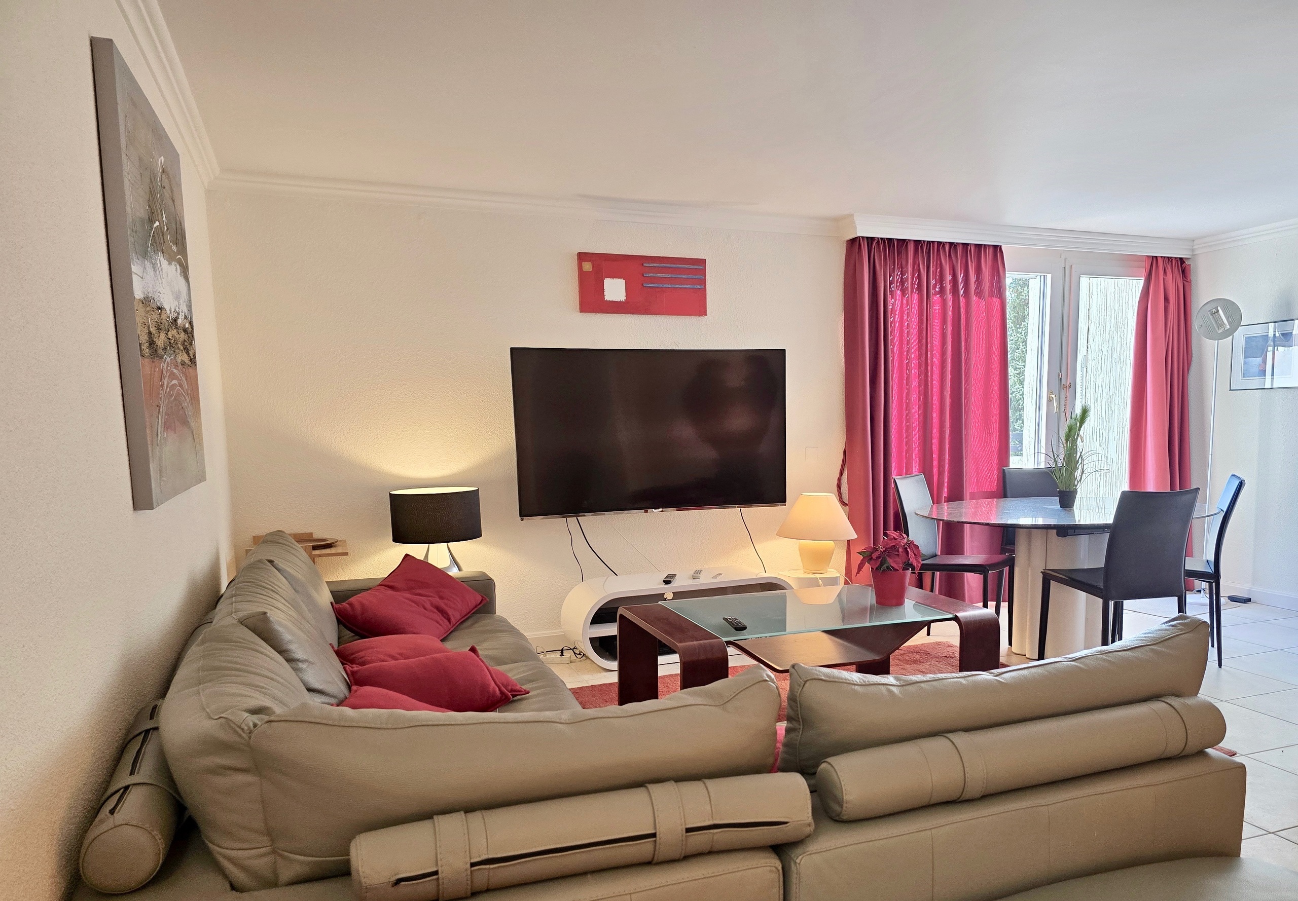 Helles Wohnzimmer mit Essbereich