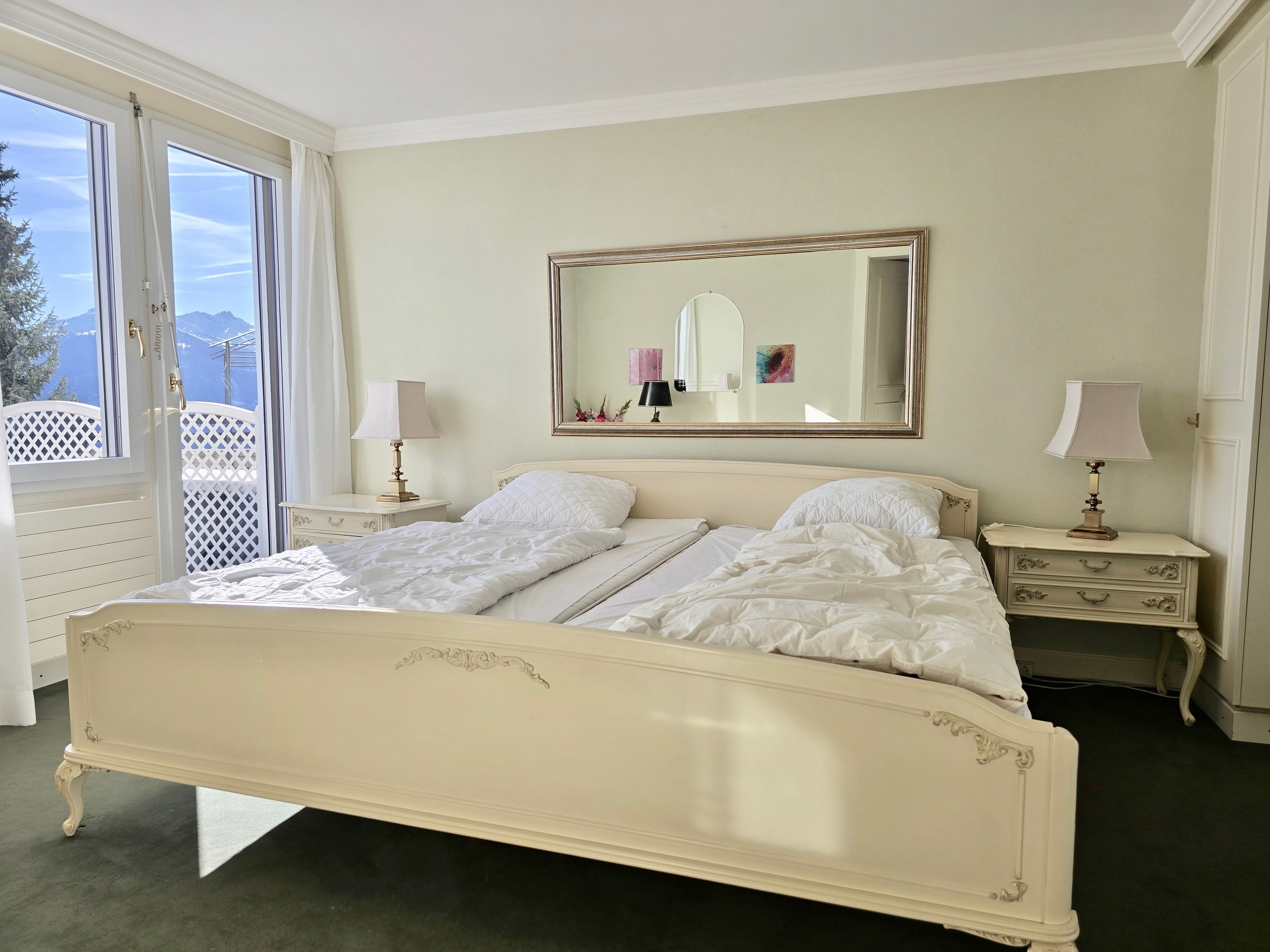 Klassisches Schlafzimmer mit Bergblick