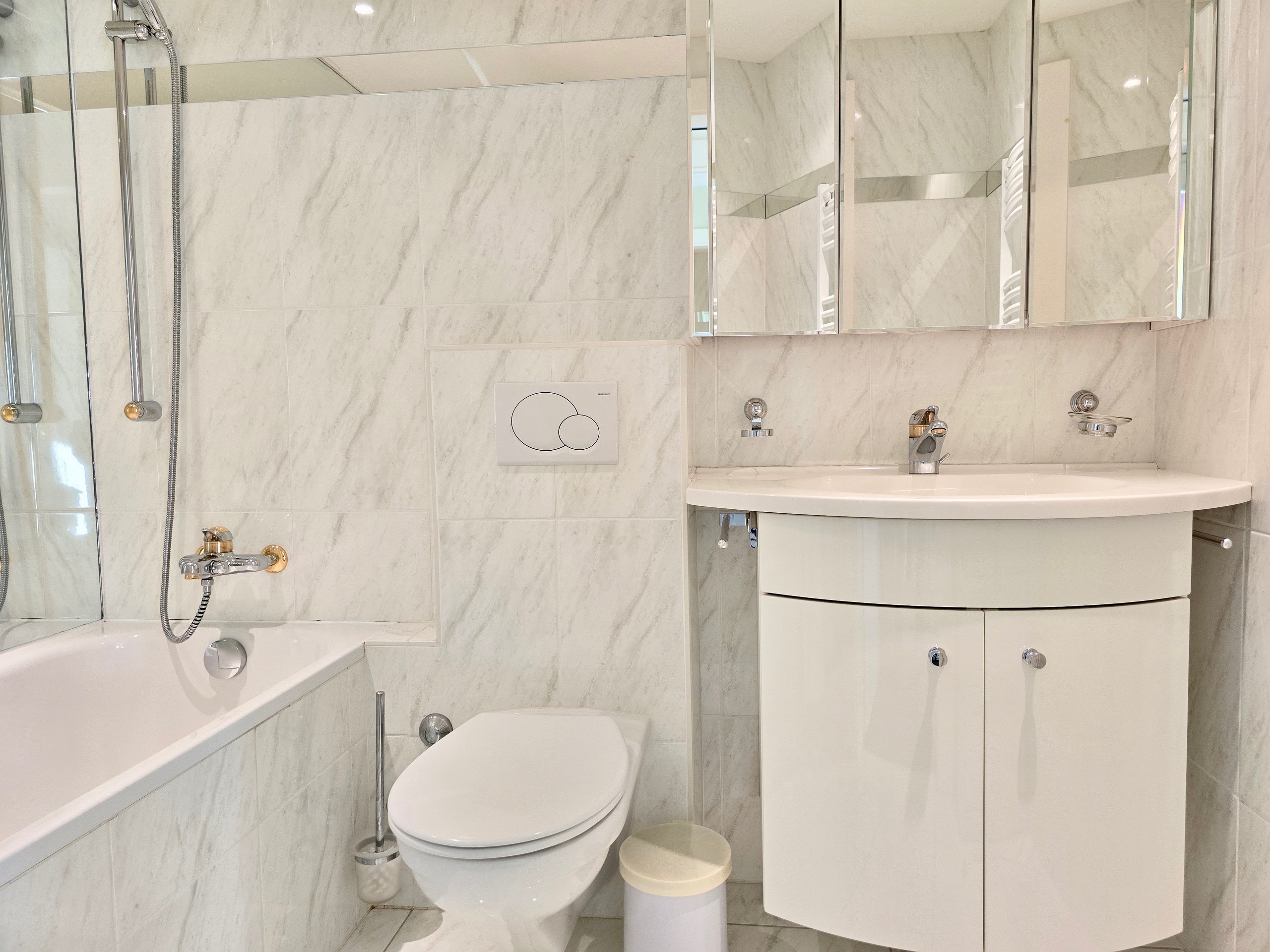 Modernes Badezimmer mit Badewanne, WC und Waschtisch