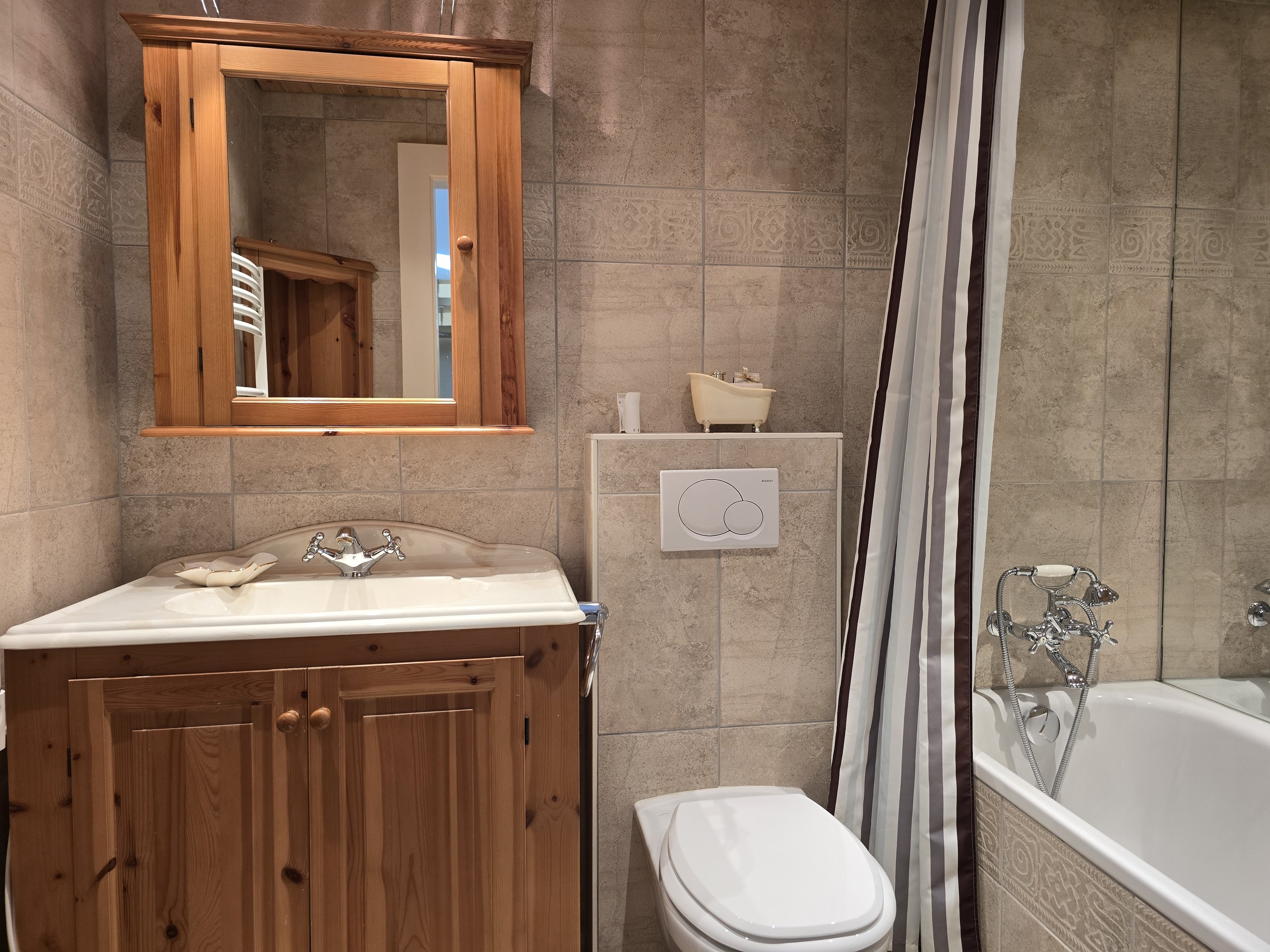 Rustikales Badezimmer mit Holzwaschtisch und Wanne