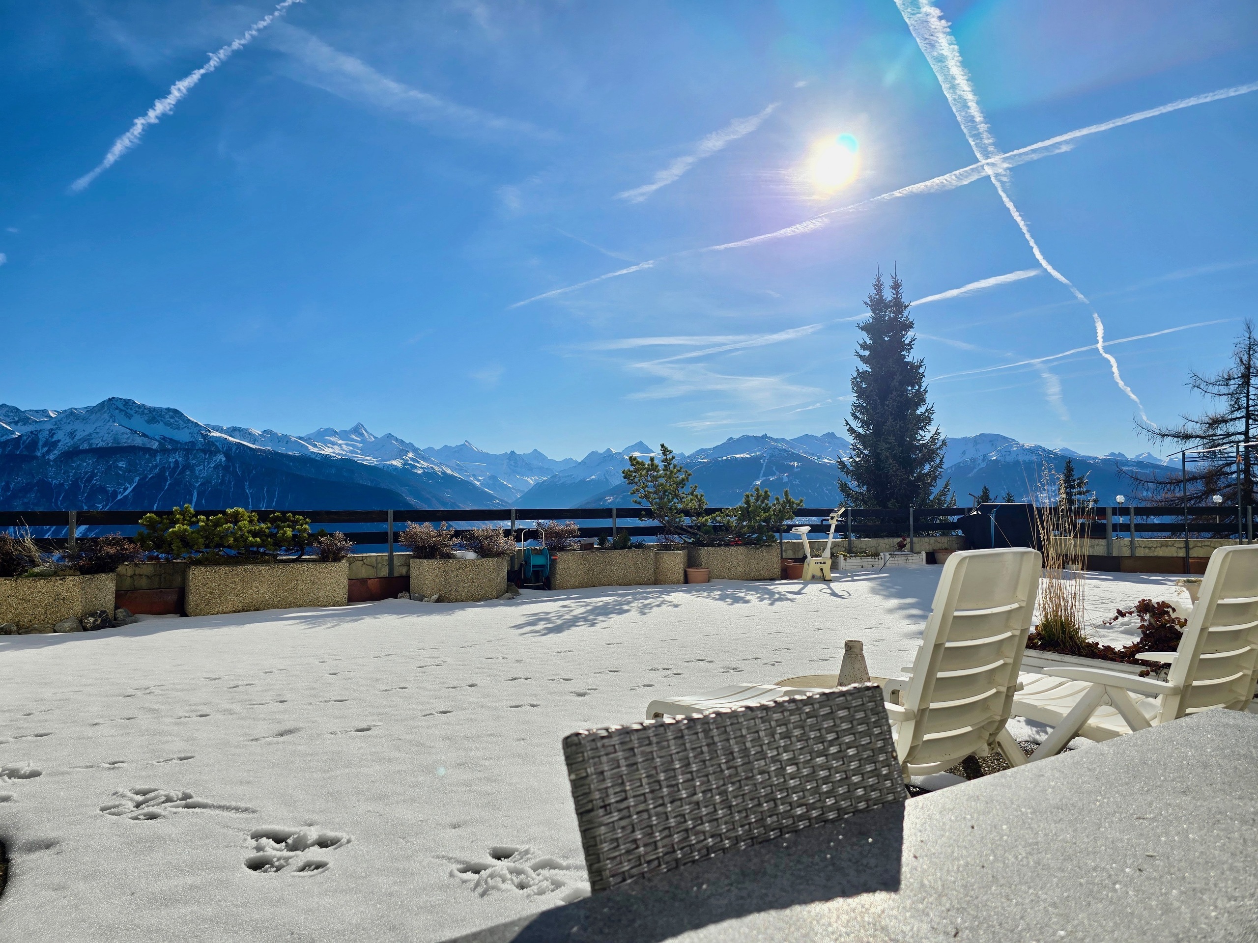 Schneebedeckte Terrasse mit Bergpanorama