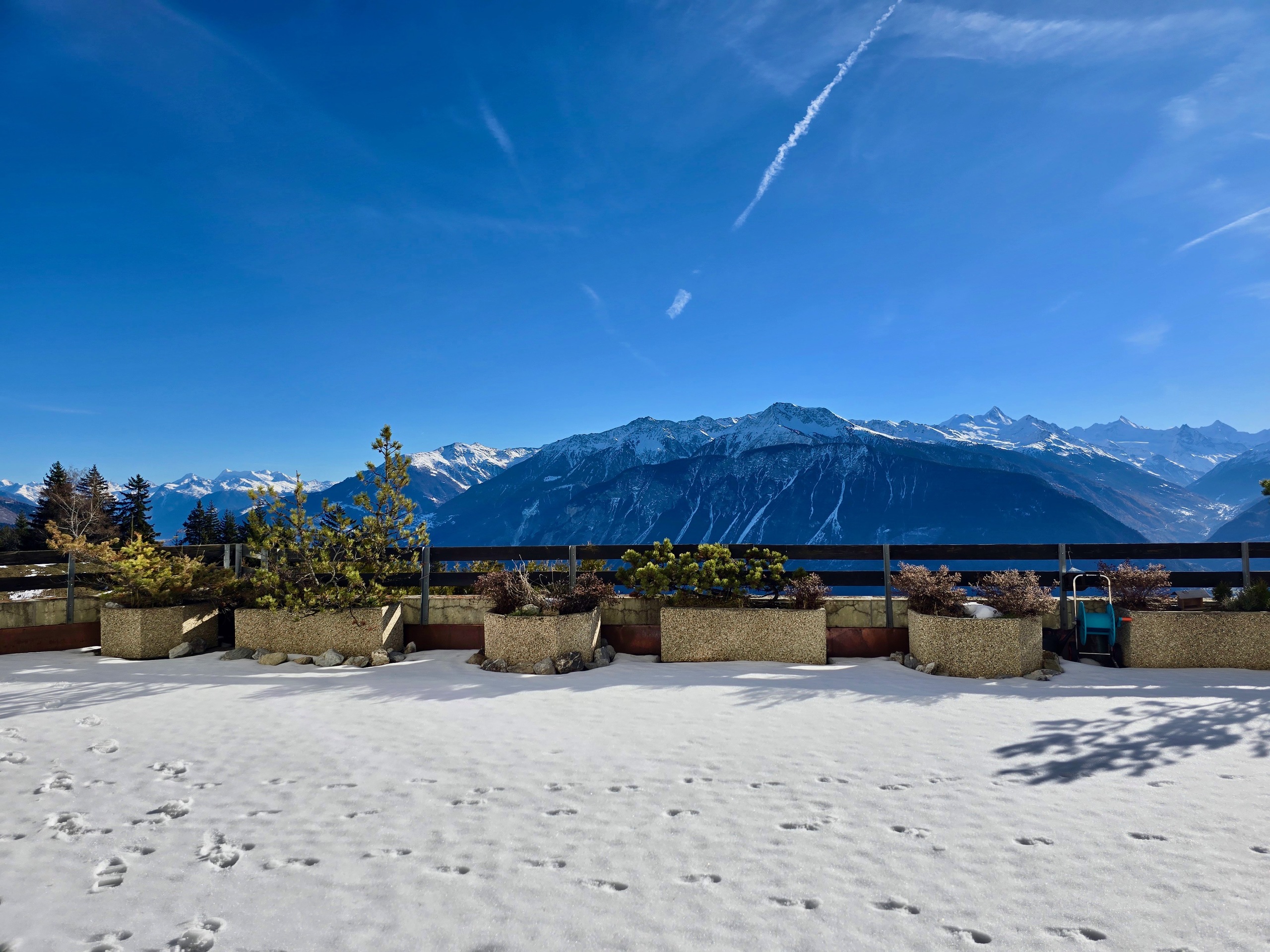 Terrasse mit Bergpanorama im Schnee