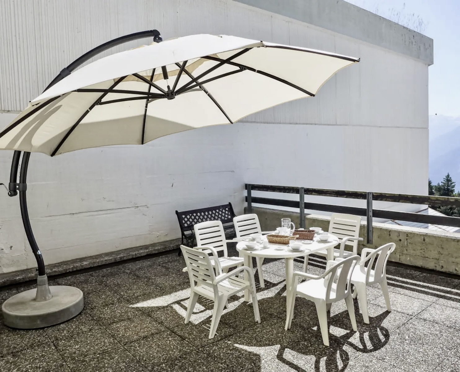 Terrasse mit Sonnenschirm und Sitzgruppe