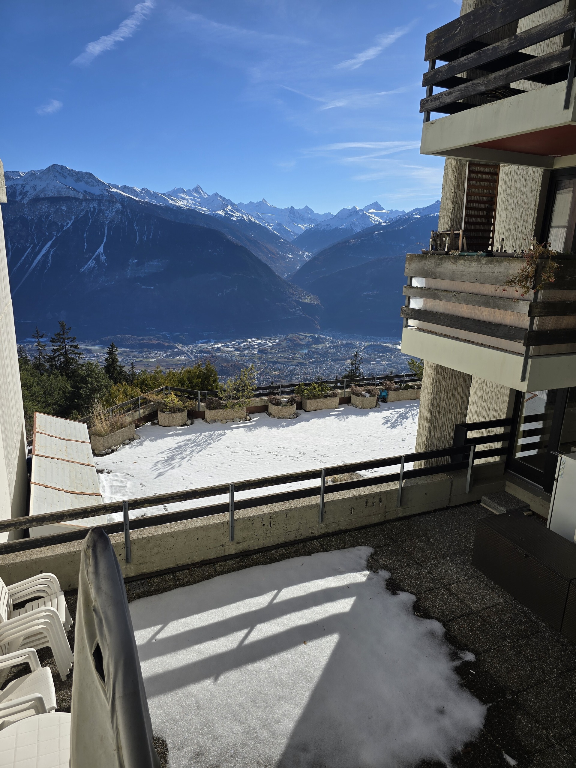 Balkon mit Bergpanorama und Schneefläche