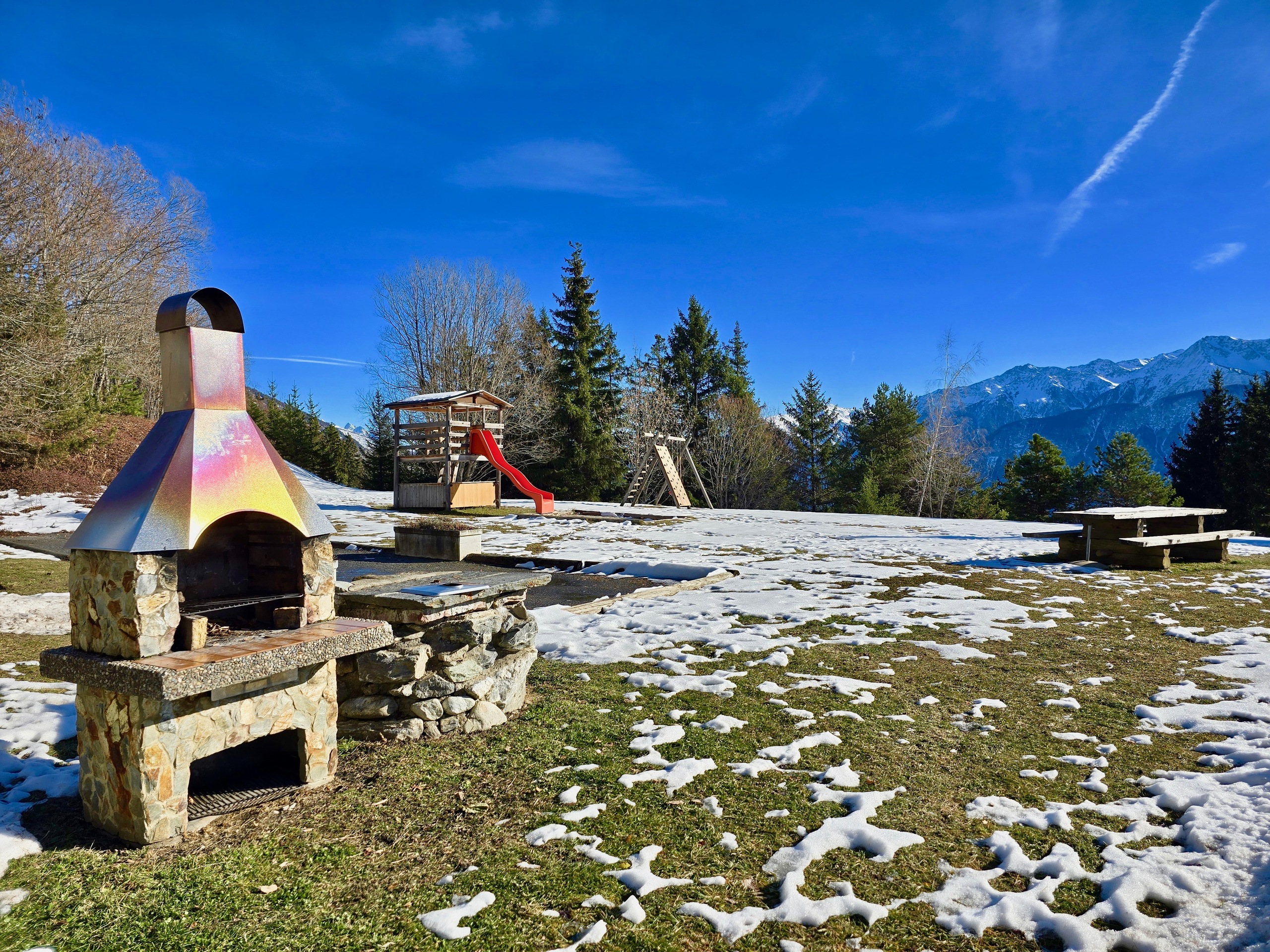 Außenbereich mit Grillplatz und Bergblick