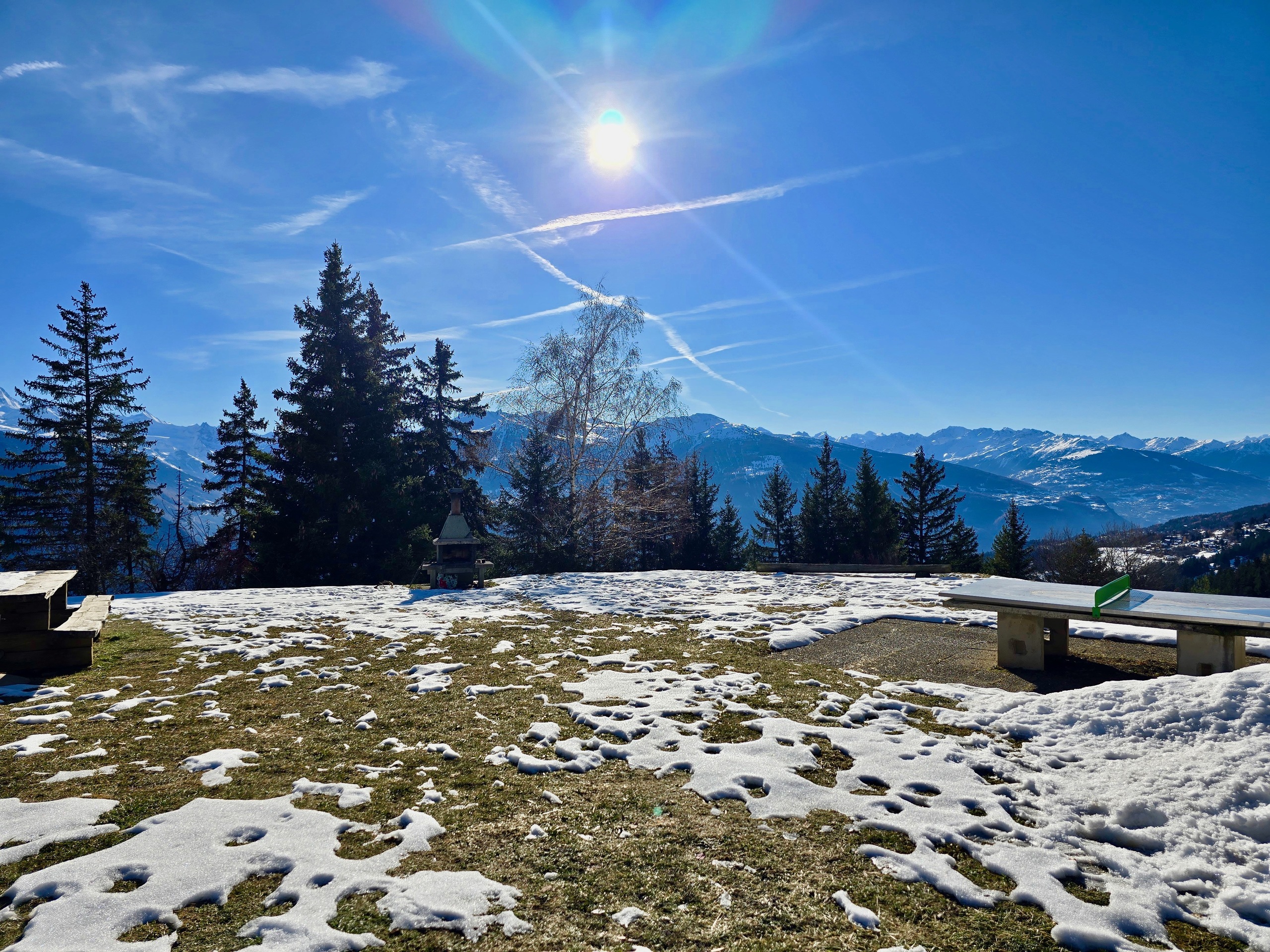 Schneebedeckte Terrasse mit Bergpanorama