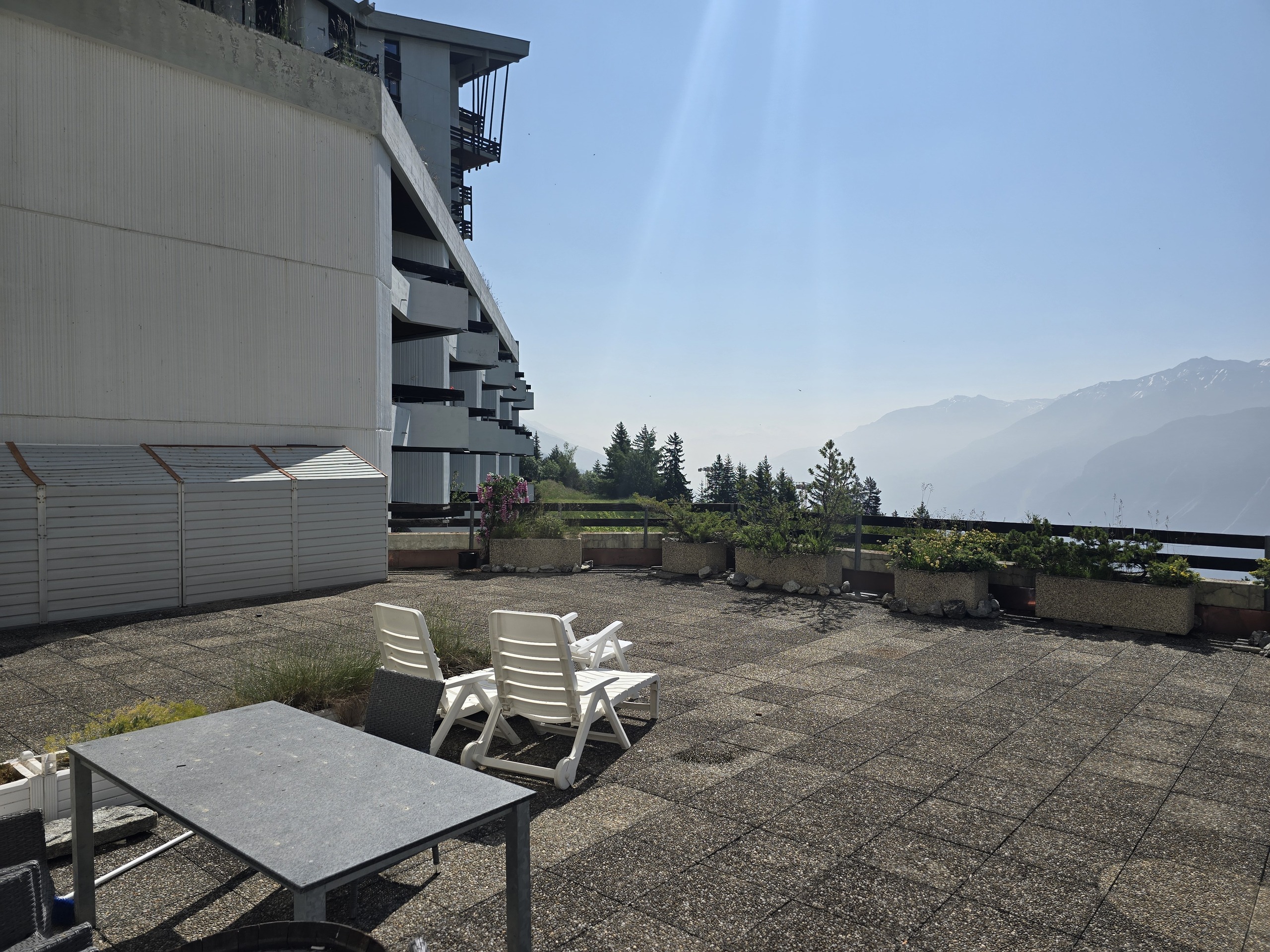 Große Dachterrasse mit Bergblick
