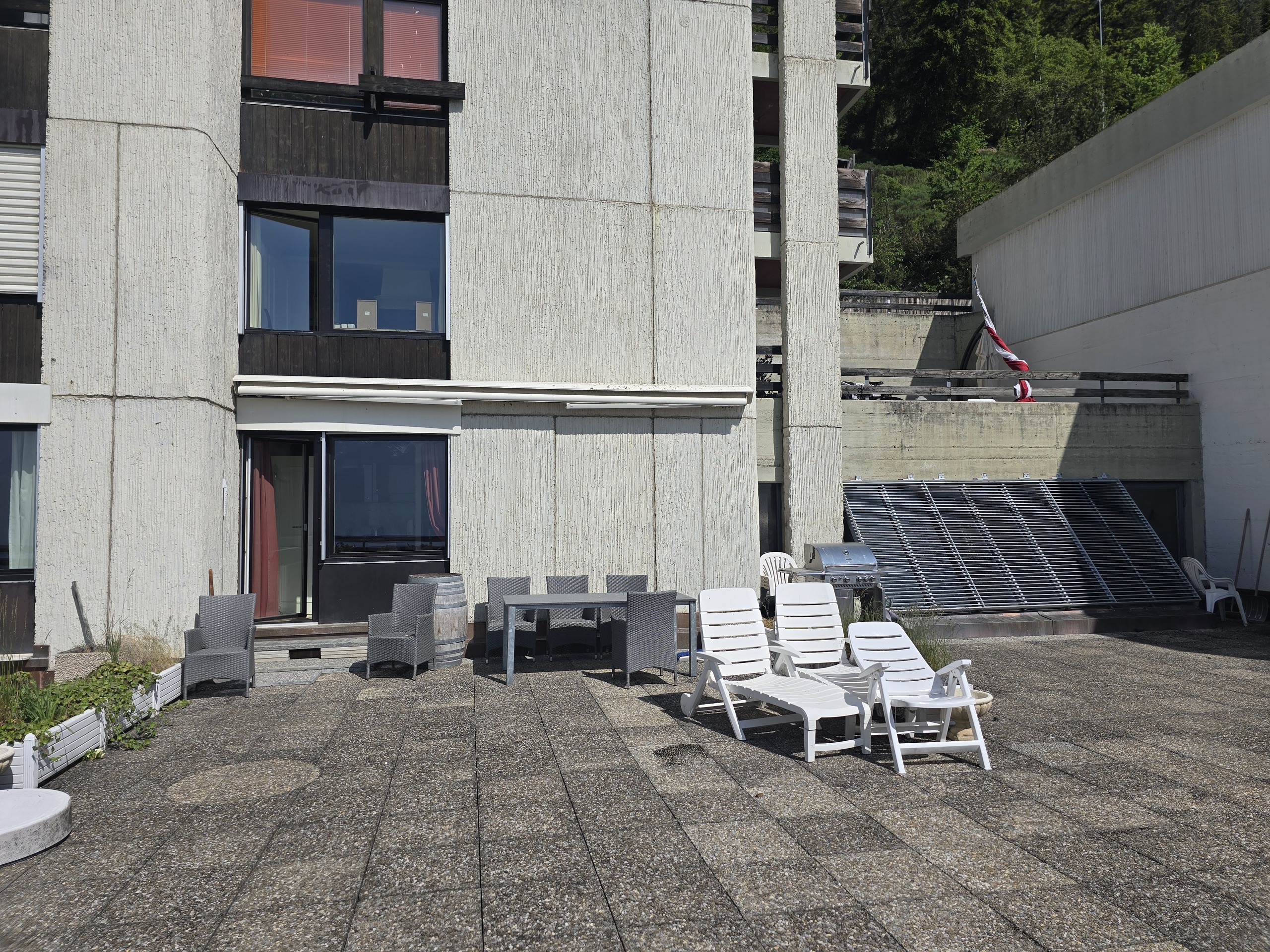 Terrasse vor einem modernen Gebäude
