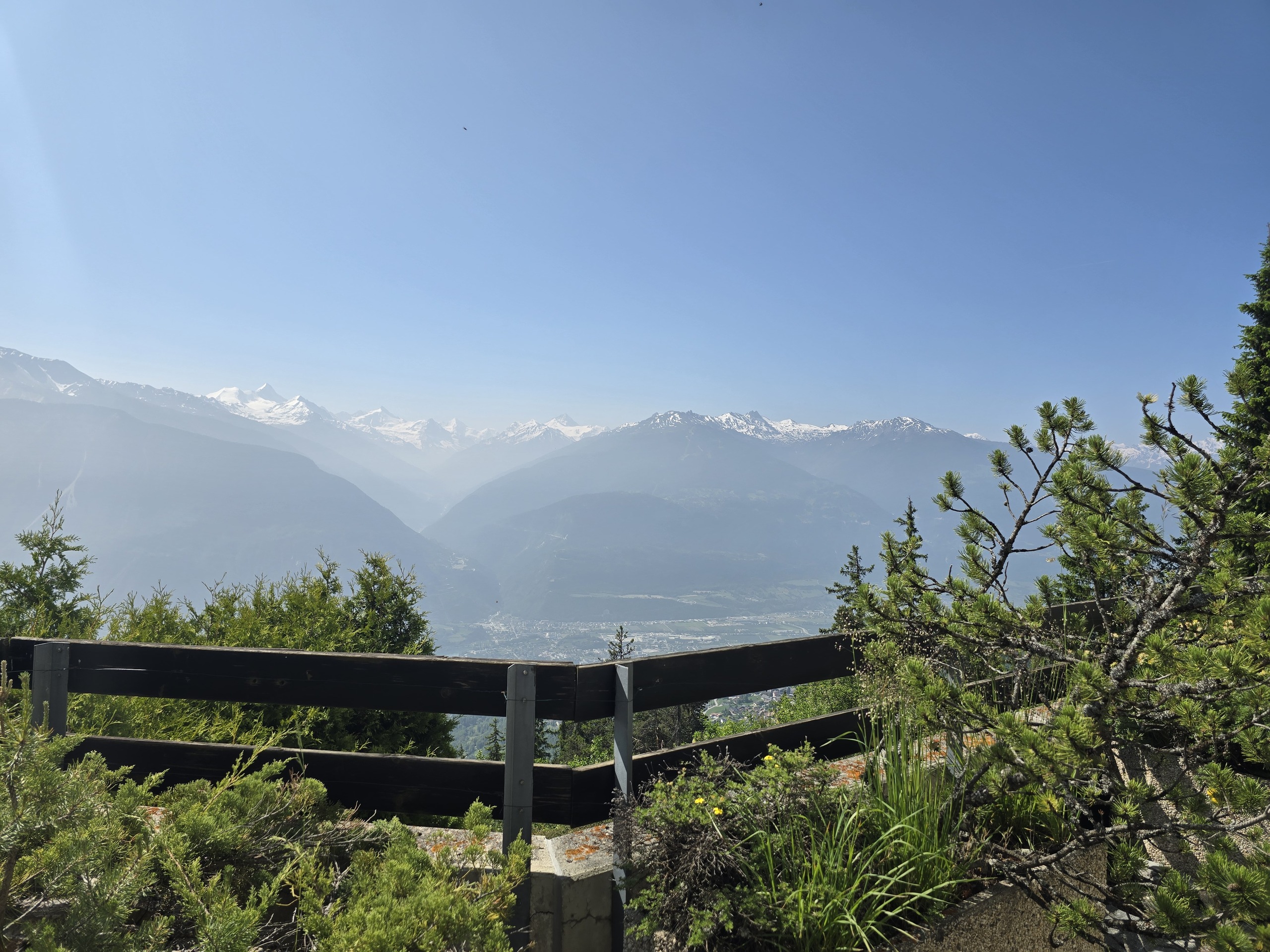 Bergpanorama mit Terrasse und Holzgeländer