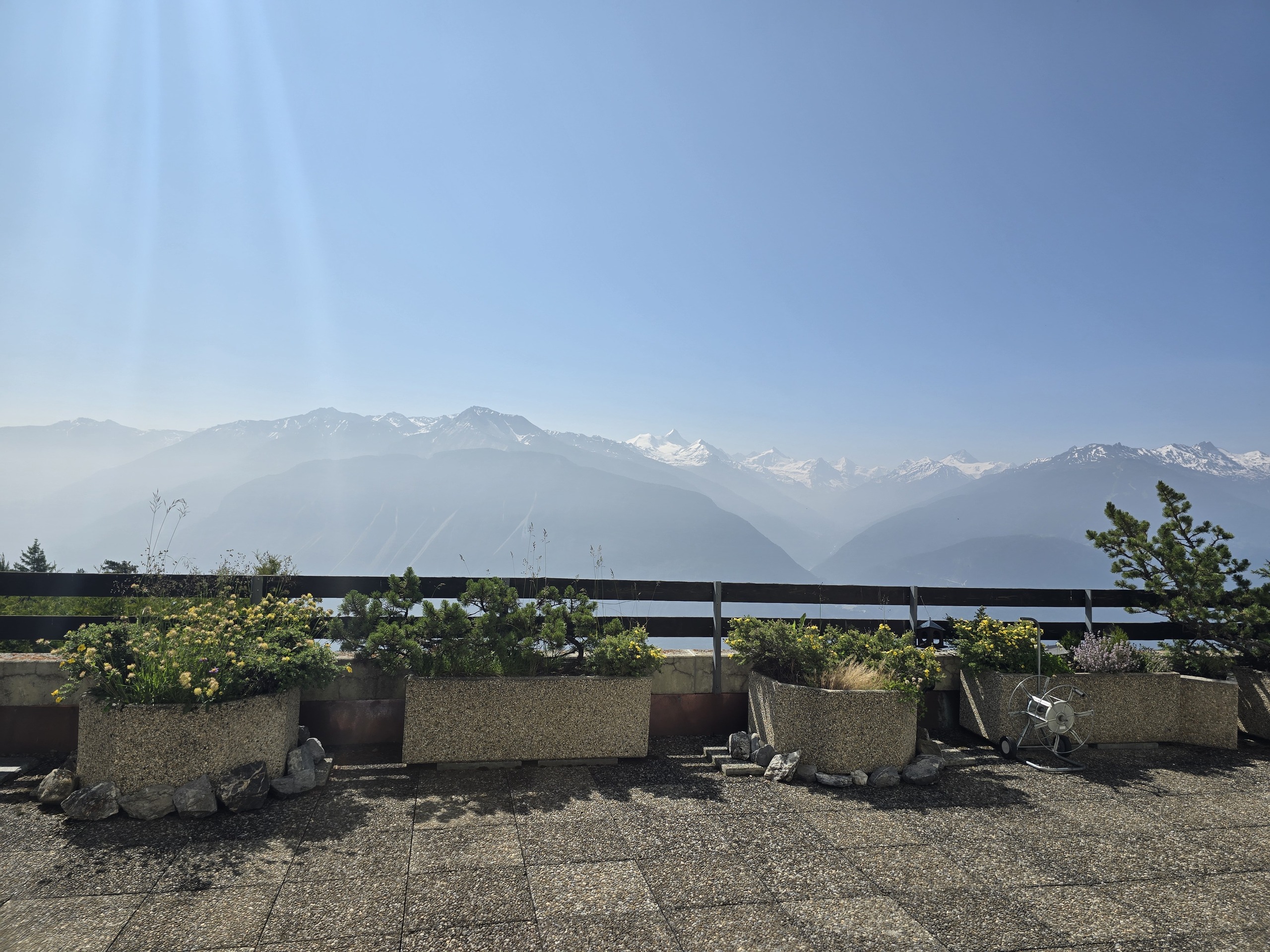 Terrasse mit Panoramablick auf Berge