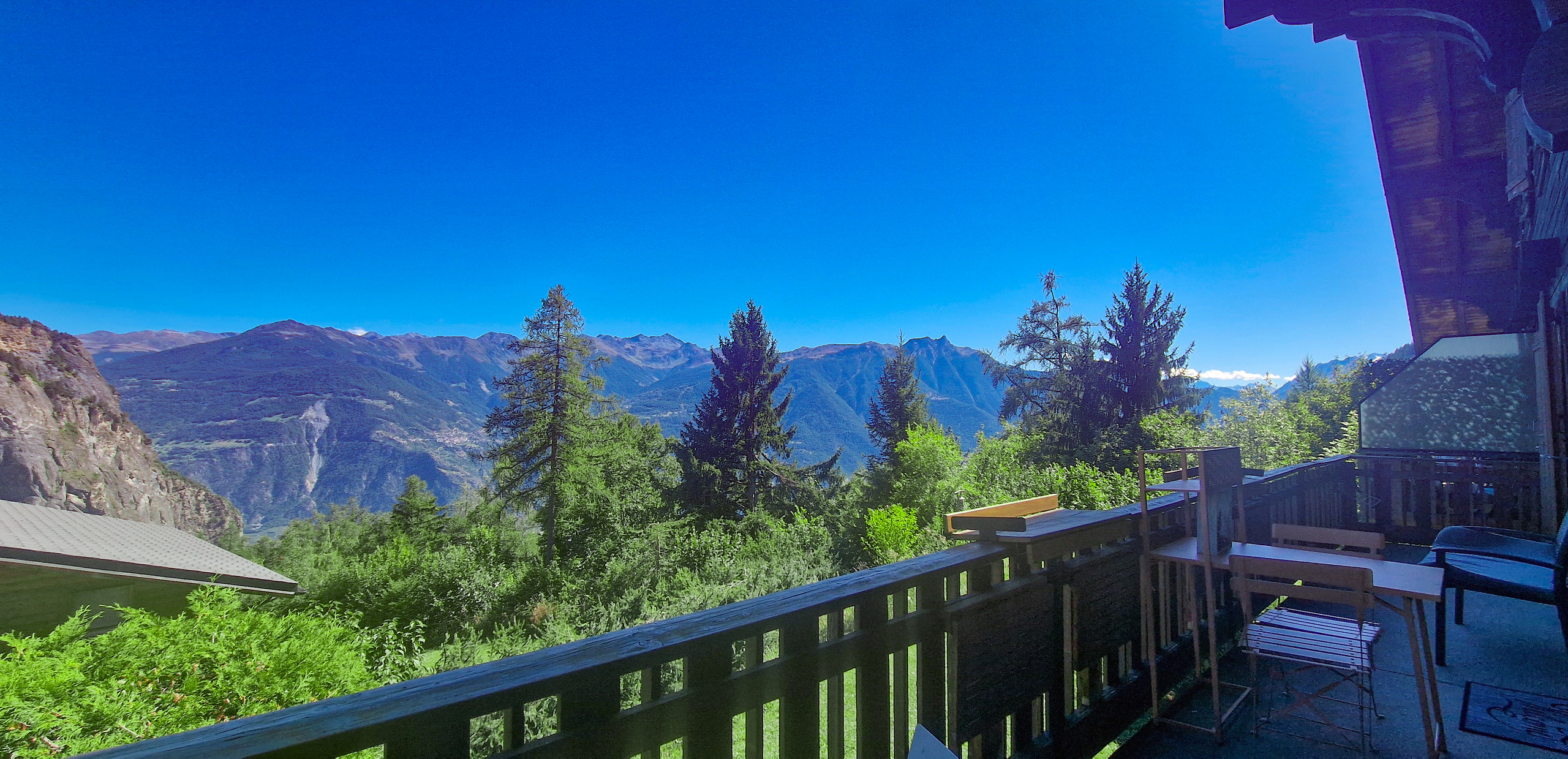 Alpenblick von einem Balkon