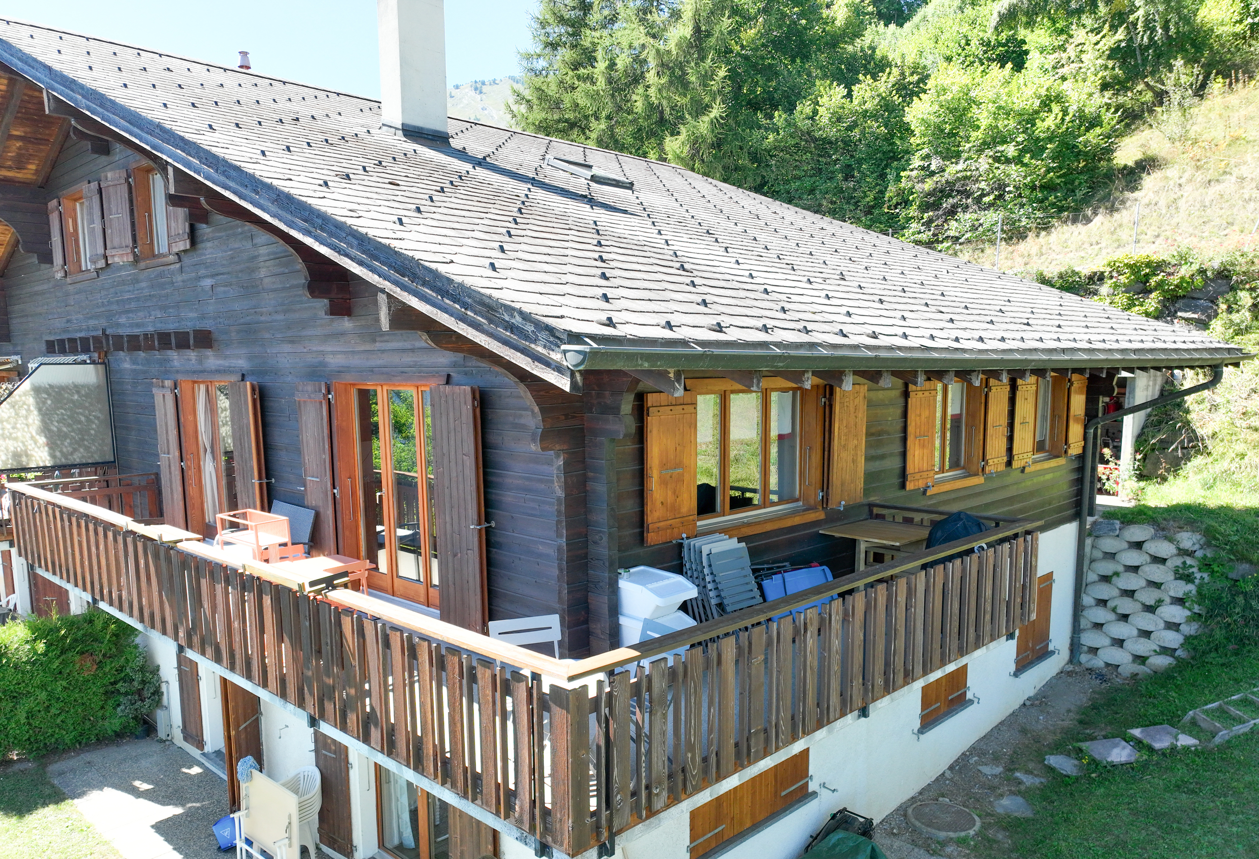 Alpines Holzhaus mit Balkon