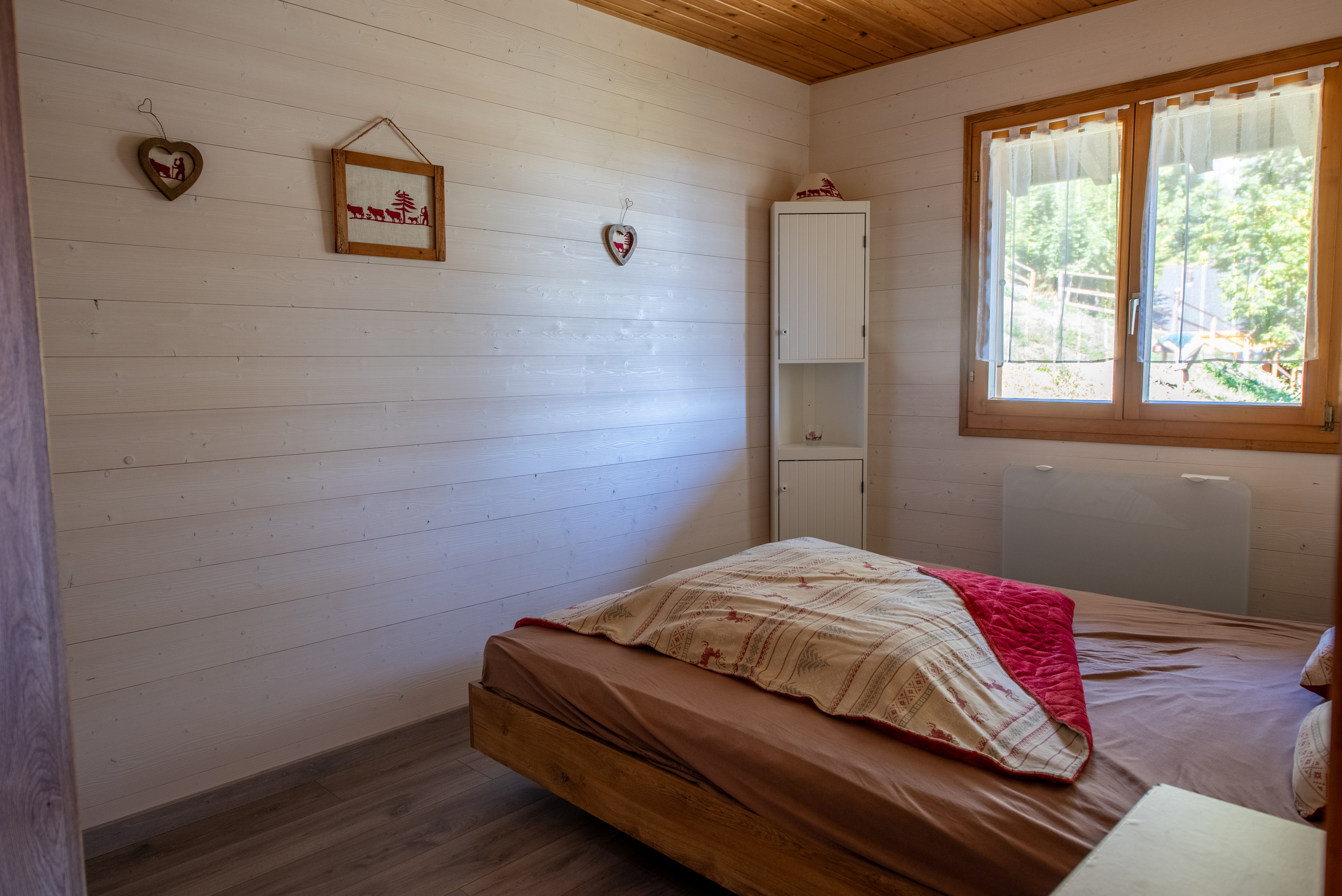 Gemütliches Schlafzimmer mit Holzverkleidung