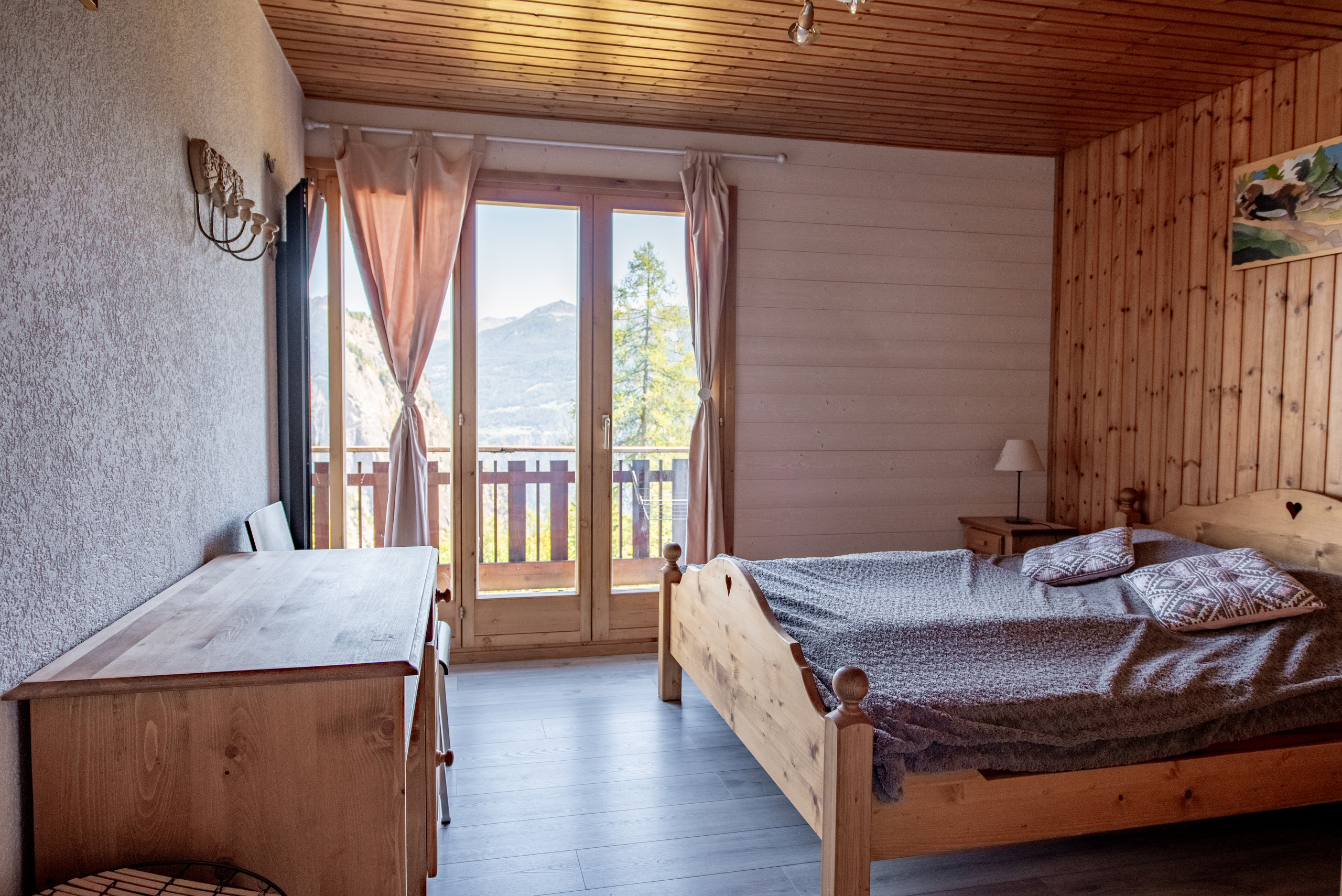 Gemütliches Schlafzimmer mit Bergblick