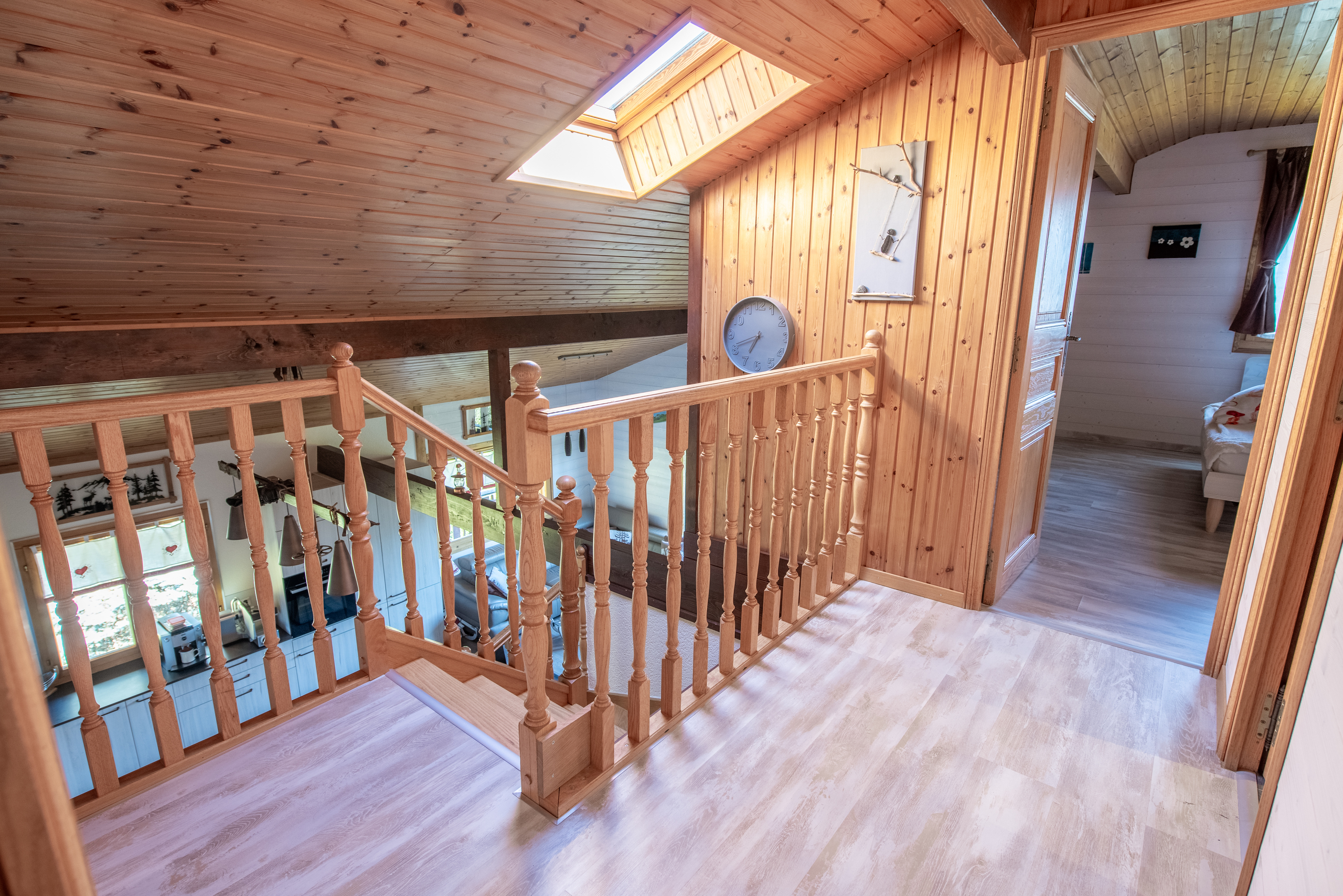 Holzverkleidete Galerie mit Treppenöffnung