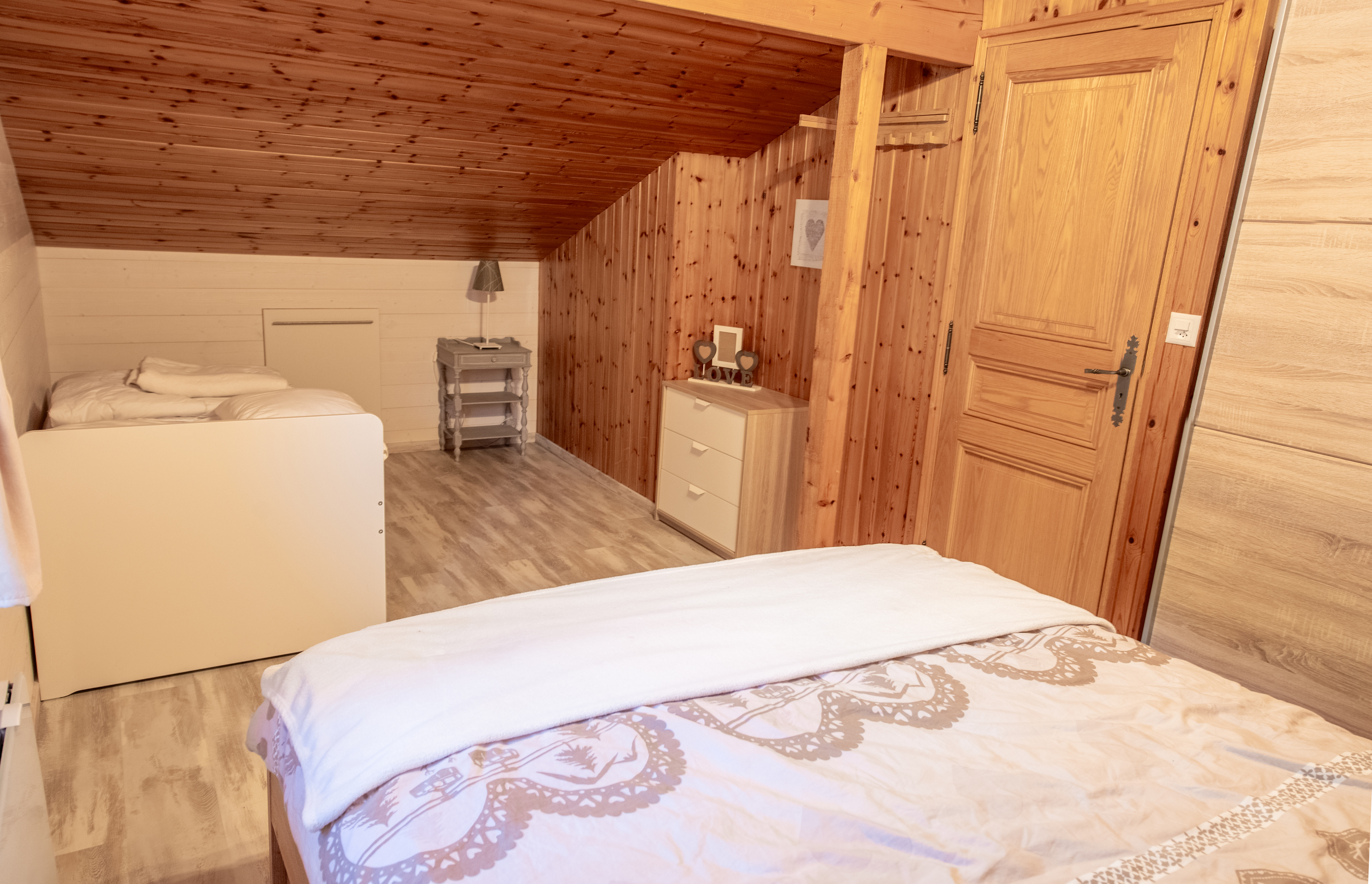 Dachgeschoss-Schlafzimmer mit Holzverkleidung