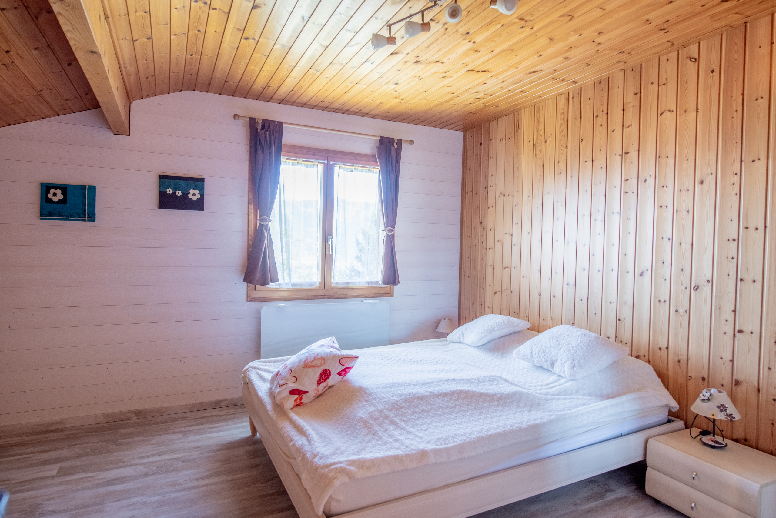 Gemütliches Schlafzimmer mit Holzverkleidung