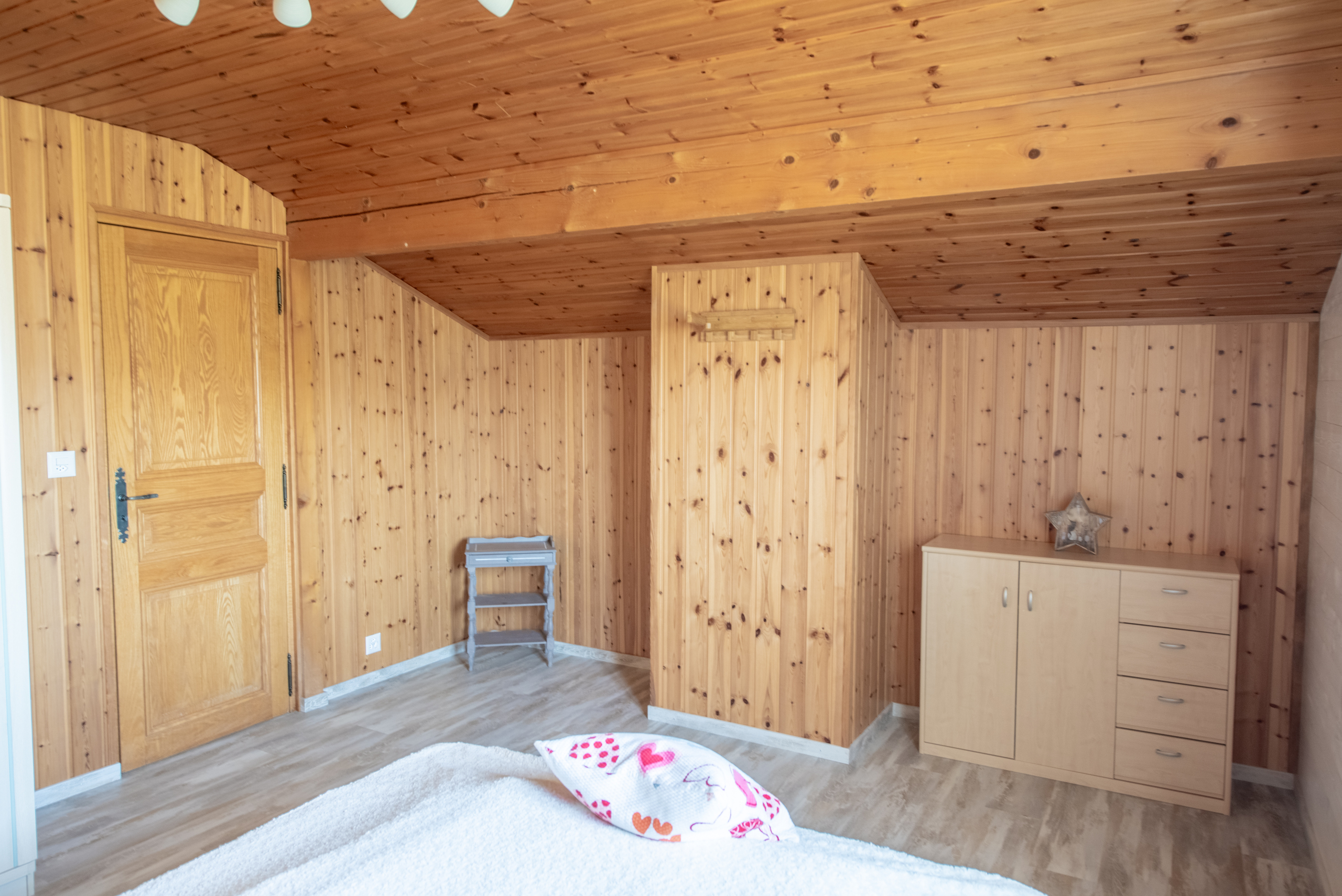 Holzvertäfeltes Schlafzimmer mit Dachschräge