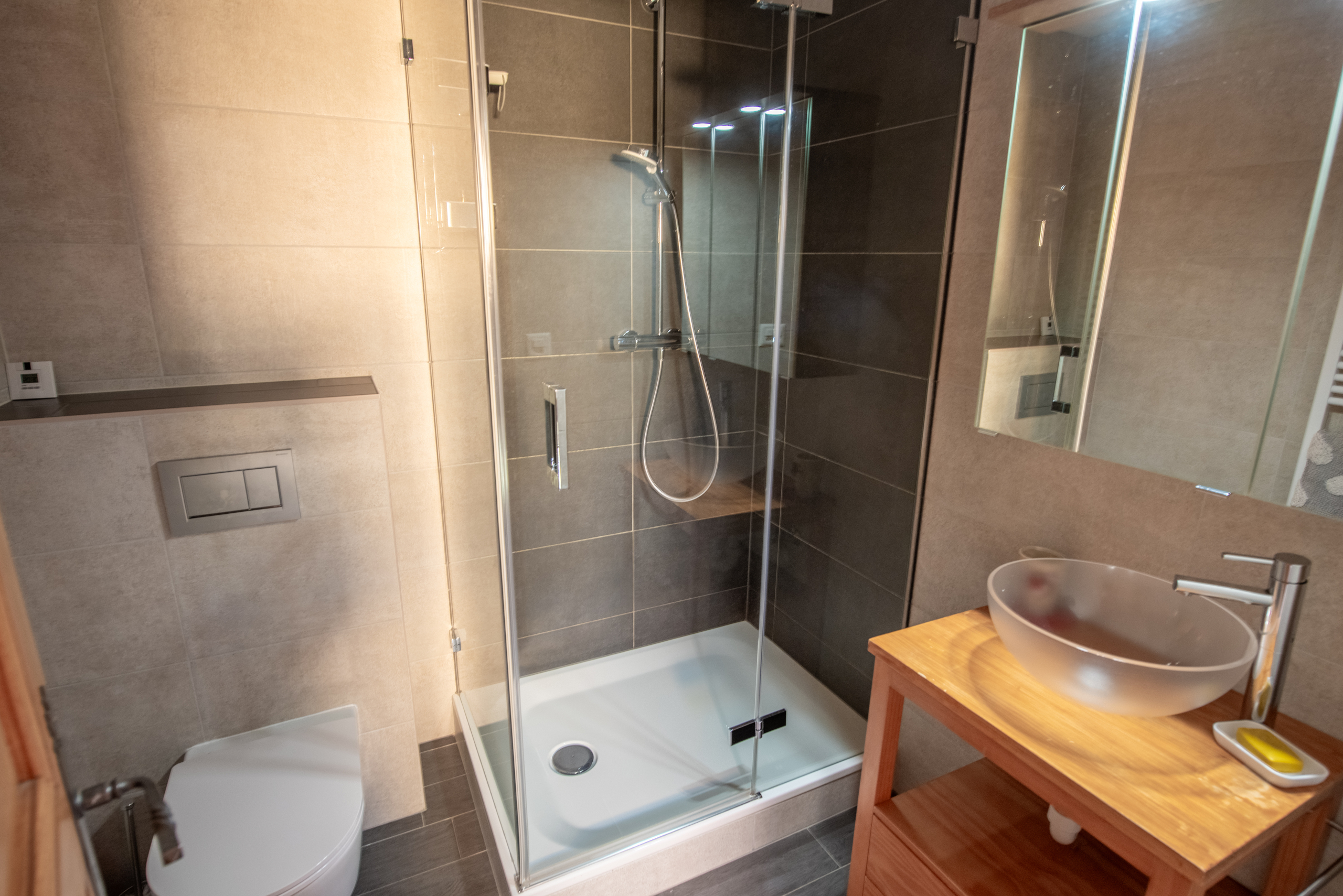 Modernes Badezimmer mit Dusche und Waschtisch