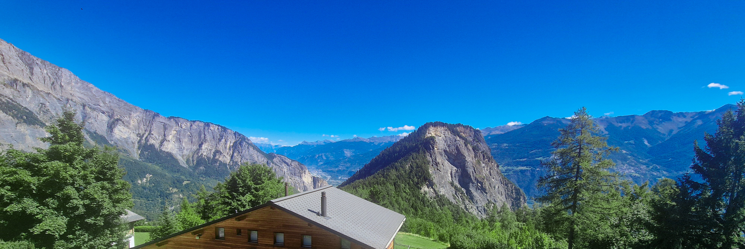 Alpenpanorama mit Berghütte