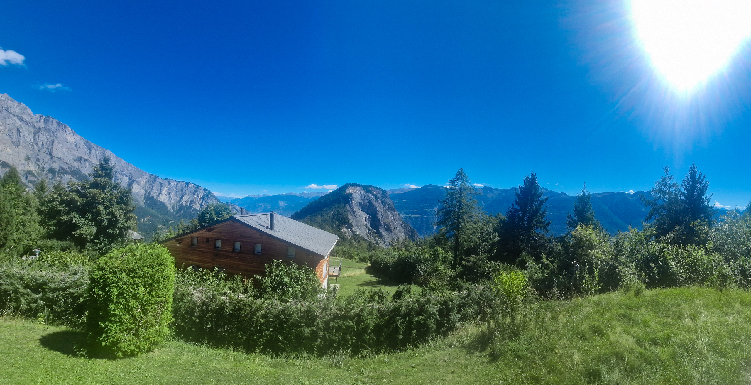 Berglandschaft mit Holzhaus