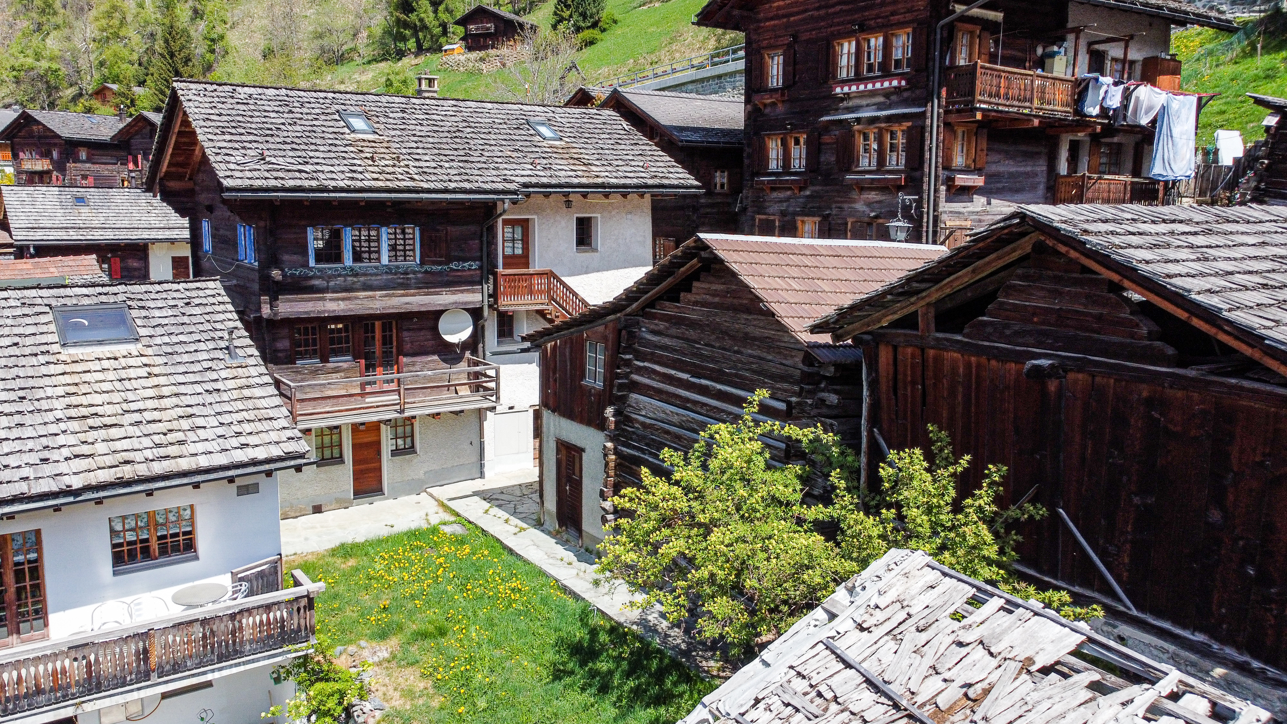 Alpines Dorf mit traditionellen Holzhäusern