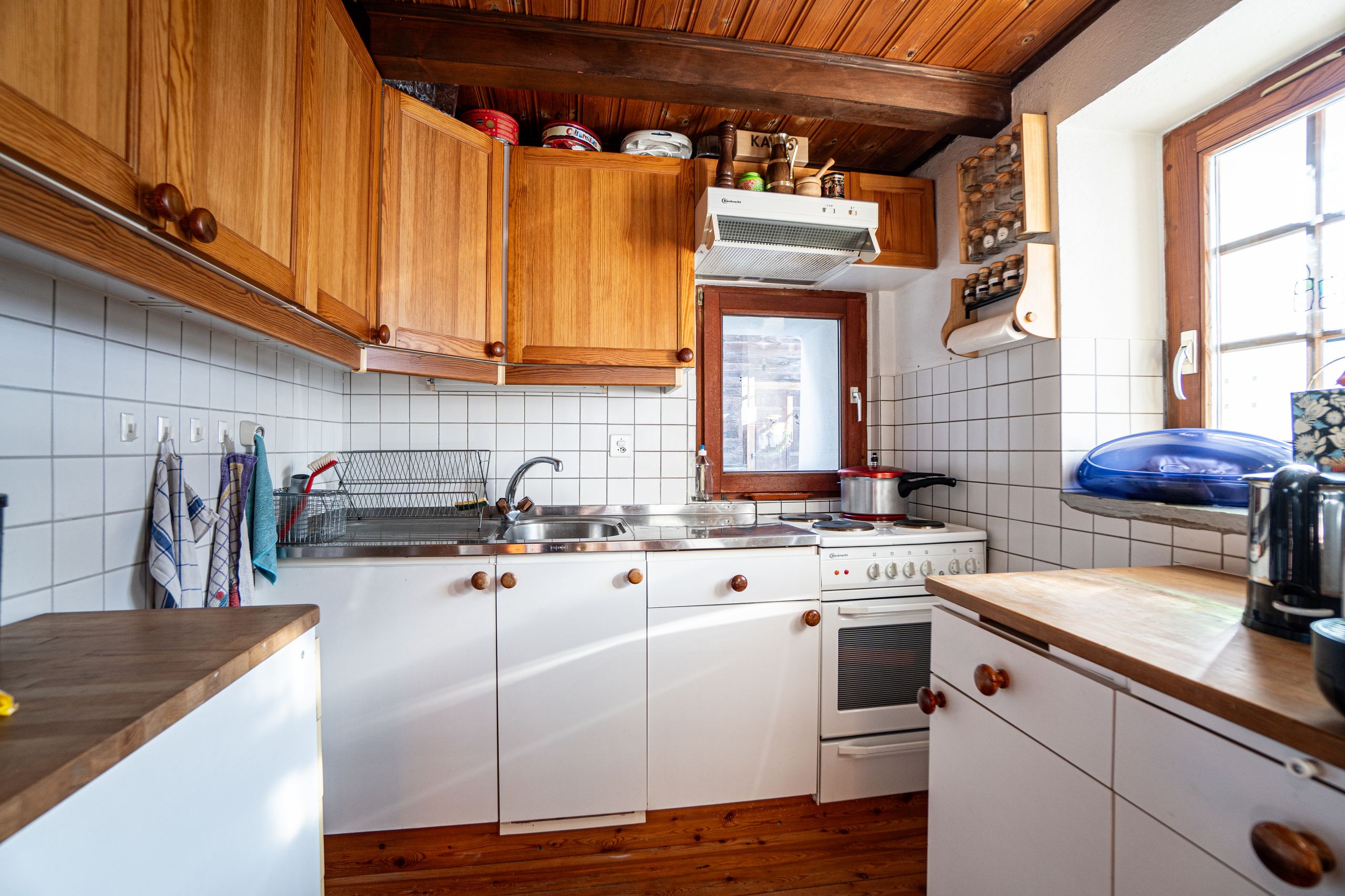 Kleine Landhausküche mit Holzfronten
