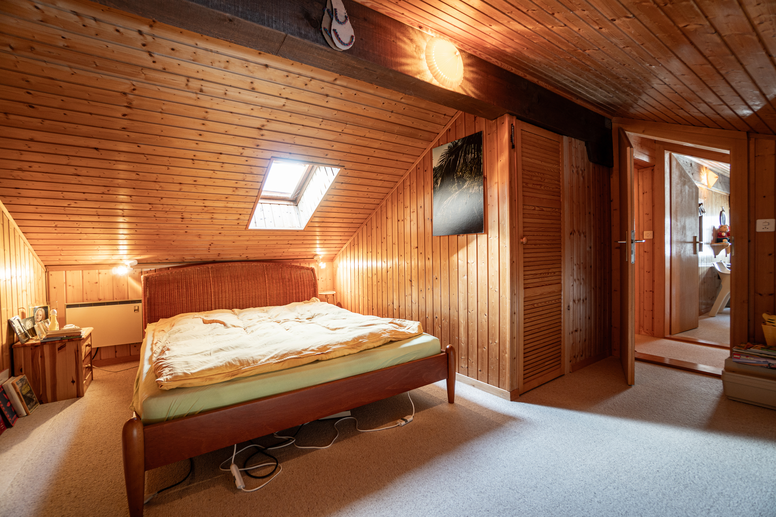 Gemütliches Dachgeschoss-Schlafzimmer mit Holzausbau