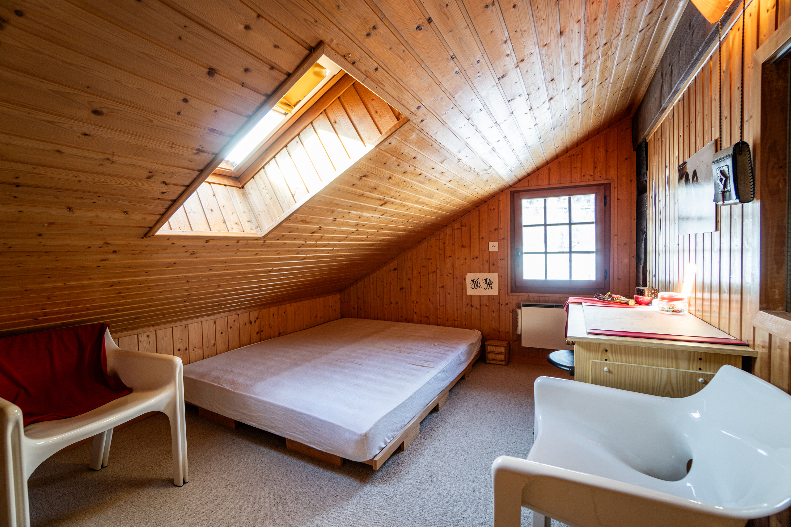 Dachzimmer mit Holzverkleidung