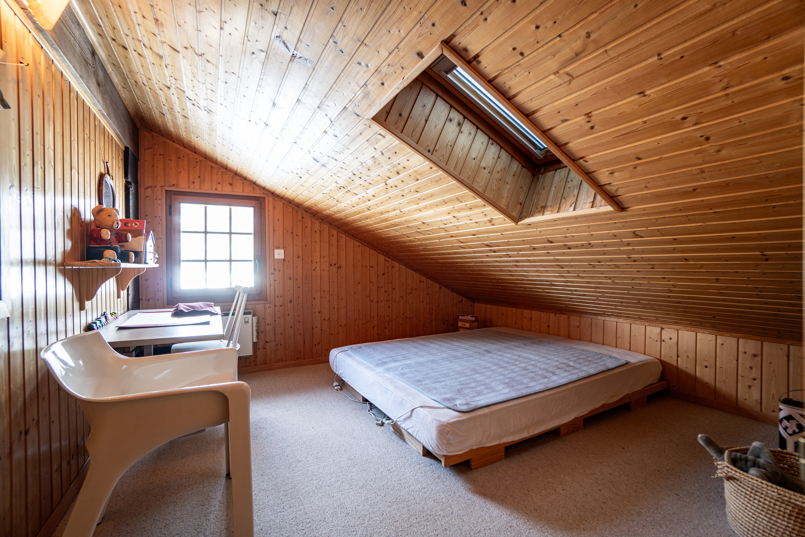 Dachzimmer mit Holzvertäfelung