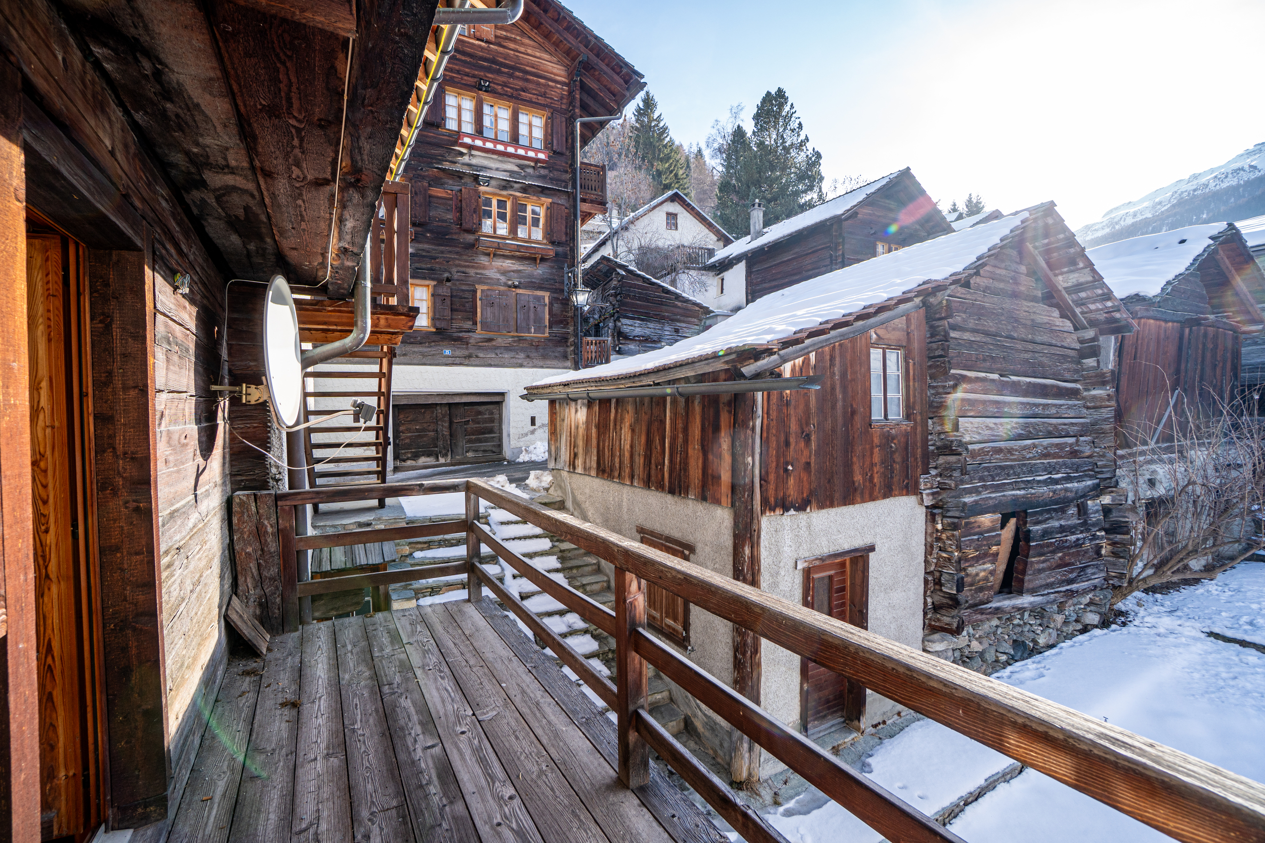 Rustikale Alpenansicht mit Holzbalkonen