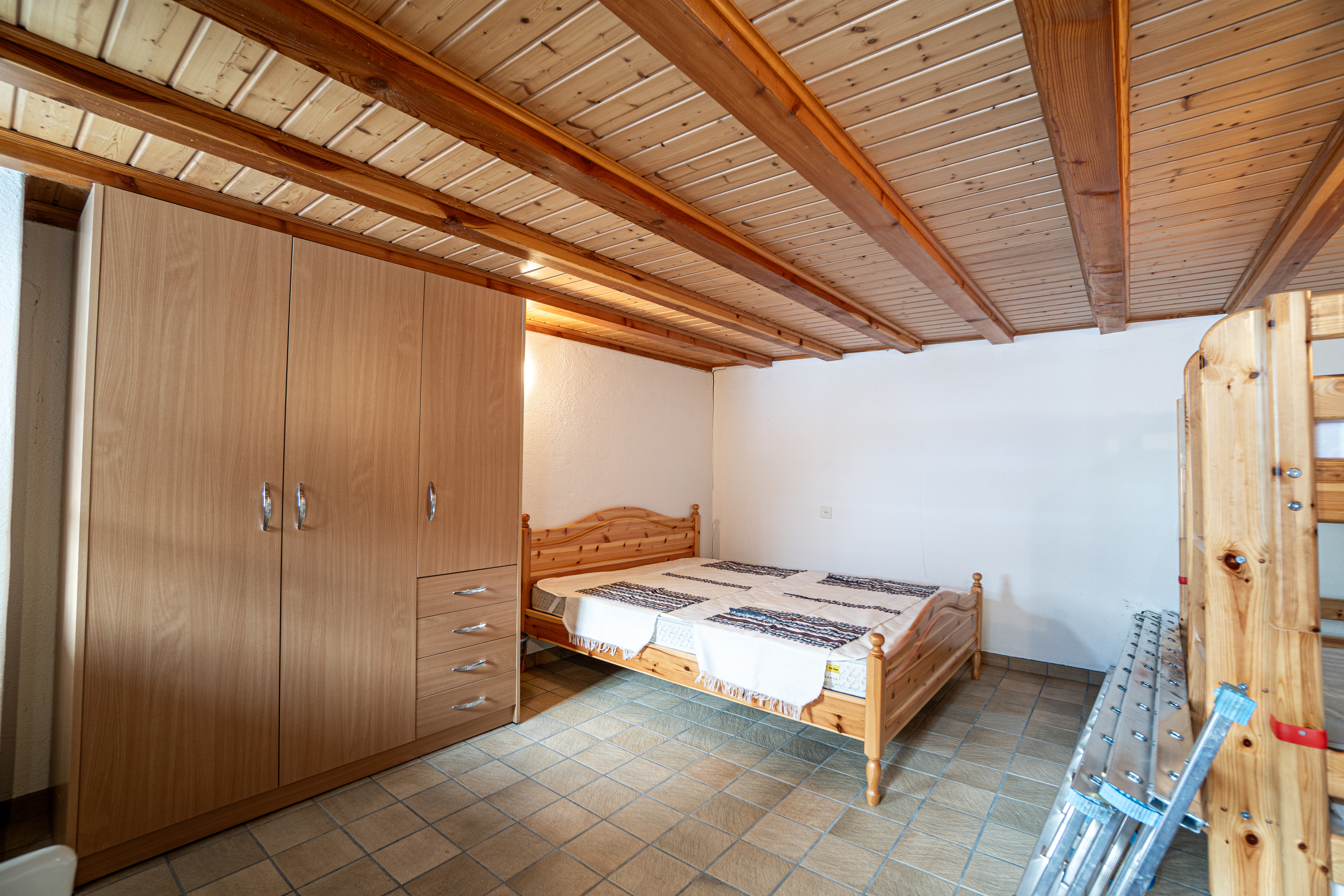 Rustikales Schlafzimmer mit Holzdecke
