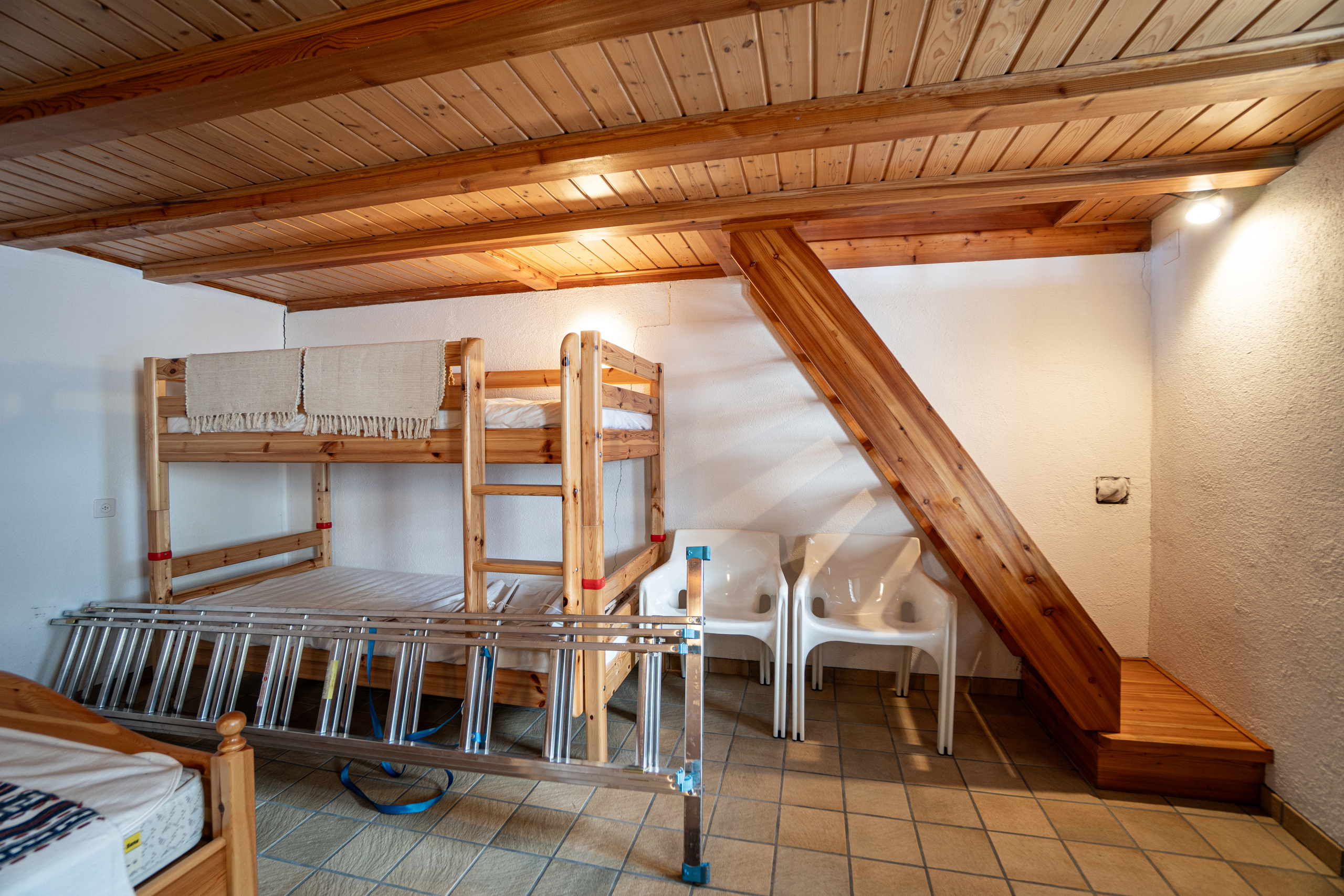Gemütlicher Schlafraum mit Holzdecke